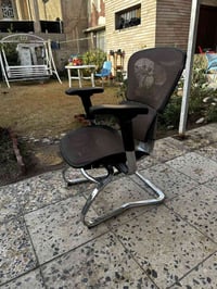 كرسي مكتبي للبيع السعر ب٧٥  المكان شارع فلسطين  ٠٧٧٢٦٩٨٧٣١٨