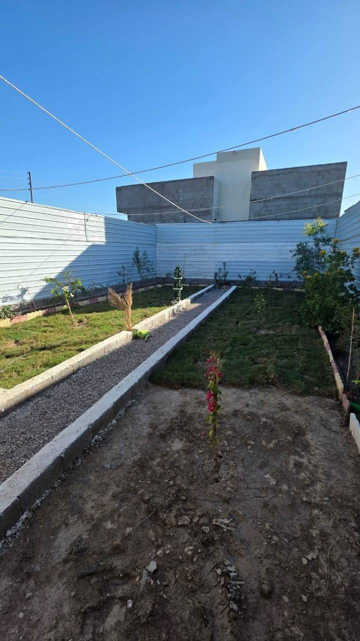 السلام عليكم ورحمة الله
وفرنالكم 
شاليه للبيع تريد سكن تريد استراحه
#مساحه 200 متر 
#السعر 40 
#موقع مميز في البصره ابي الخصيب شارع المحكمه الجديده (كوت الحمداني )
يحتوي على غرفه للاستراحه 
وصحيات 
وكراج
شلال 
الباقي حديقه 
كافة الخدمات متوفره
شارع ١٠ متر ***********
