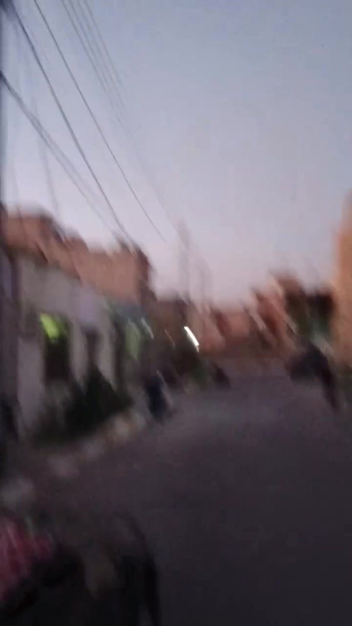 السلام عليكم ورحمة الله بيت للبيع مساحة 200 ب الاسكان الصناعي على قريب على شارع العام سؤق الشيؤخ قرب عامود 94بيت جديد كامل مكمل بنيان 2025طابقين الطابق الارضي يتكون من غرفتين نوم +صالة+ستقبال +مطبخ +صحيات خارجية وداخلية الطابق الثاني 4غرف نوم +صالة +صحيات وغرفة سؤيت حمامات داخلية بيت مرمر ديكورات حديثة التواصل على الخاص او الارقام التالية 
***********
***********
