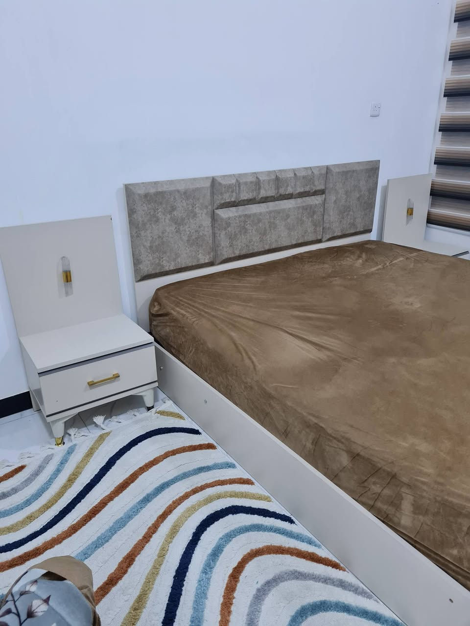 اثاث بيت كامل للبيع. الاغراض مستخدمه من شعر الى شهرين وكل الوصولات موجوده.زوالي (٣م x ٢م  سعر ٥٠ الف)  (٢٣٠ x ١٦٠ سعر ٤٠ الف)
( ١م x ٢م سعر ٣٠ الف) 
( ١١٠م x ٧٠ سعر ١٠ الاف. عدد ٢)
- سيت طبلات عدد ٤ سعر 50.
- نصف تخم قنفات خمس نفرات سعر 300.
- ثلاجه ارتفاع ١٤٠ سعر150.
- ميكو وايف وطباخ كهربائي وغلايه ماء سعر كلهن ب 50.
- مدفئا كهربائيه عدد ٢ سعر ثنيناتهن ب 50.
اثاث بيت كامل للبيع. الاغراض مستخدمه من شعر الى شهرين وكل الوصولات موجوده.  تليفون ***********
