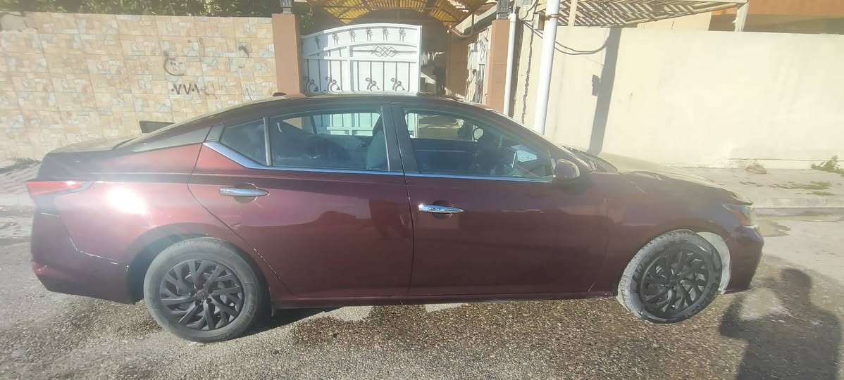 Nissan Altimma 2023
نيسان التيما فئه SV 
وارد امريكي 
محرك: -2500 (4 سلندر ) 
      الـــــمـــواصــفـــــات 🔵
🔶شاشه كبيره 
🔷بصمه
🔶دخول ذكي
🔷تشغيل عن بعد
🔶تحديد سرعه 
🔷نظام المحافظه على مسار 
🔶رادار امامي وتوقف ذاتي 
🔷رادار خلفي وتوقف ذاتي 
🔶نظام تنبيه خروج عن المسار
🔷كشن كهربائي 
🔶حساسات خلفيه وجانبيه
🔷كشنات مخمل 
🔶لايتات زينون
🔷تحكم استيرن جهتين 
🔶كامره خلفيه دواره 
🔷لد نهاري امامي 
رقم سليمانيه دولي سنويه جديده الى نهايه  2030
هزه وبراد كله جديد / تخم تايرات جديد 
ماشي / 60 ميل وقابل للزياده  
السياره بأسمي تريد تحويل تريد وكاله حاضر 
مكان السياره /كركوك
للاستفسار اتصال او واتساب
***********📱 كركوك, العراق
