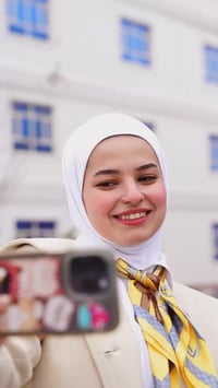 طلبتنا الأعزاء في كلية الحضارة الجامعة يصنعون أجواءهم الخاصة بين الجد ...