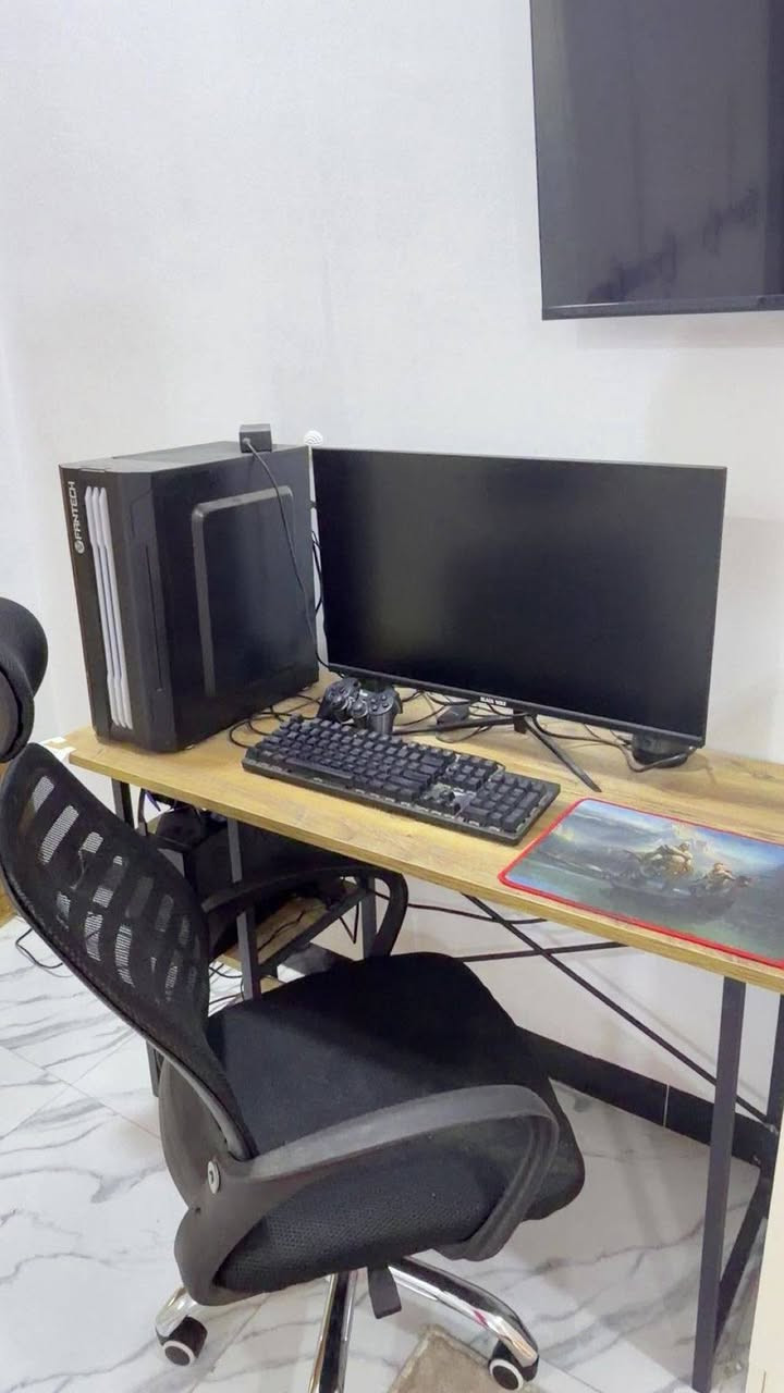 🖥️ Gaming PC متكامل للبيع 🔥
📌 المواصفات:

• المعالج: Ryzen الجيل الرابع
• كرت الشاشة: GTX 1650 Super 4GB
• الرام: 16GB DDR4

📂 التخزين:

- HDD 1TB
- HDD 500GB ×2
- SSD خاص للنظام والويندوز

⚡ الباور سبلاي: 600W

🖥️ الشاشة:
1080p / 165Hz

🎧 الملحقات:

- سماعات Gaming
- Keyboard
- Mouse
- USB Accessories

🎮 يشغل ألعاب مثل:

- Red Dead Redemption 2
- Elden Ring
- Cyberpunk 2077
- Resident Evil 4
- Call of Duty Warzone
- Forza Horizon 5
- FIFA / FC
- Rainbow Six Siege

✅ ‏‪***********‬‏ للتواصل على هذا رقم
