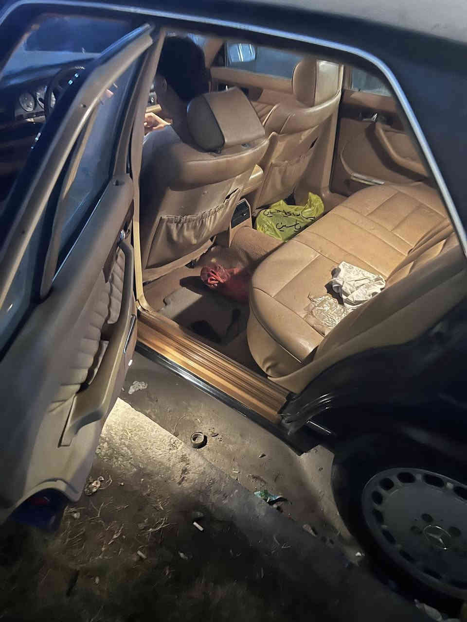 السلام عليكم مارسدس ٣٠٠ مديل ٨٨ للبيع كير مكينه جديد حداديه كله جديد داخل جديد السياره خير من الله تراي وين ميعجب السعر ٦٥ وبيهه مجال حك الجيه ***********
