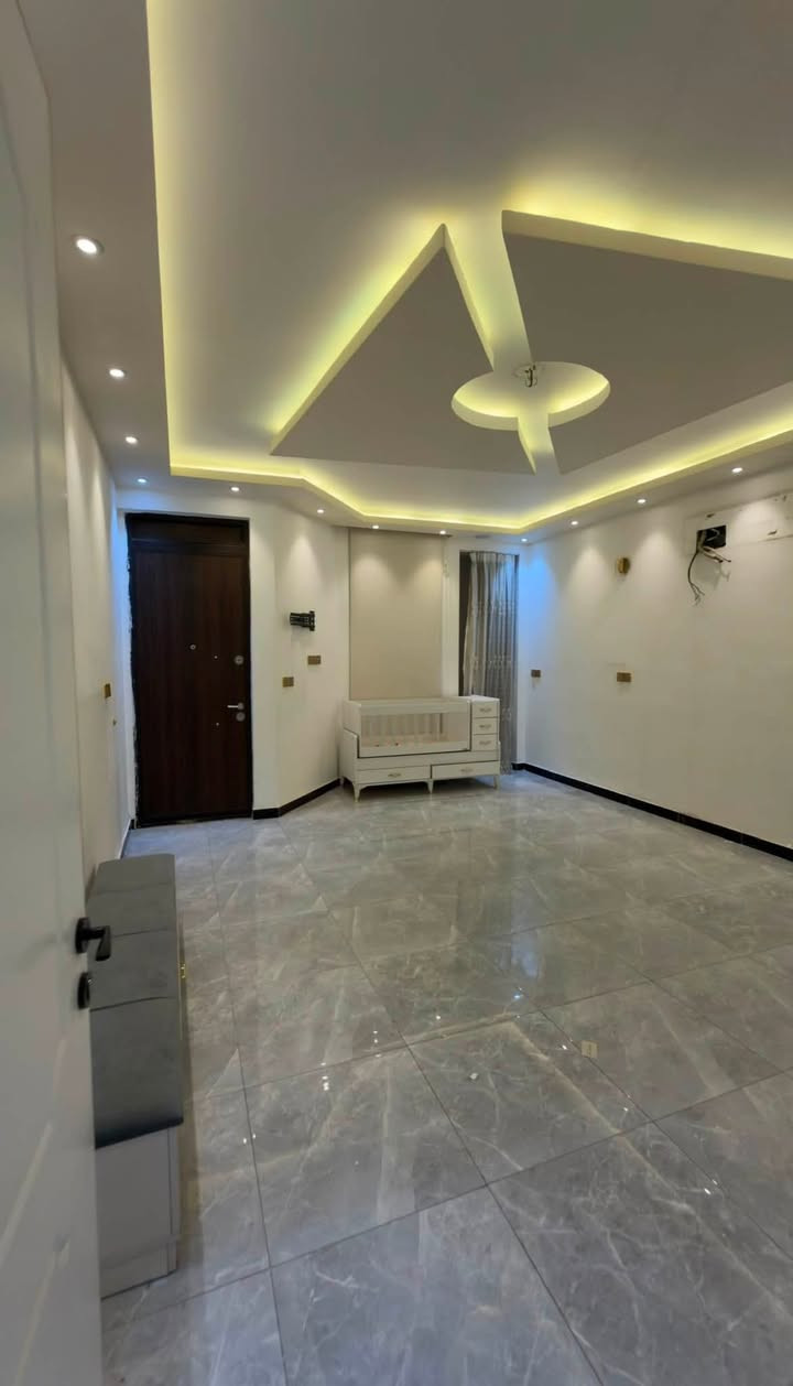 للبيع – دار حديثة البناء في حي الأساتذة / مربع ال9000
🏡 المواصفات:
* المساحة: 100 م²
* الواجهة: 5 أمتار
* العمق: 20 متراً
* البناء: سنة 2023
* درجة البناء: فوق الأولى
* الدار مبنية للسكن الشخصي وليس لغرض الاستثمار أو البيع، لذلك تم تنفيذها بمواد ذات جودة عالية واهتمام بأدق التفاصيل.
تفاصيل الدار:
🔹 الطابق الأرضي:
* استقبال كبير.
* هول (حولي) واسع.
* غرفة نوم.
* حمام.
* مطبخان (حار وبارد).
* المطابخ مجهزة بالكامل (كاونترات حديثة، طباخات، سنك ماء، مرشحات).
🔹 الطابق الأول:
* هول كبير جداً.
* غرفتا نوم واسعتان.
* حمام.
🔹 الطابق الثاني:
* بيتونة كبيرة جداً.
* سطحان.
مميزات إضافية:
* أرضيات مرمر درجة أولى.
* جبسن بورد حديث في جميع السقوف.
* منظومة إنارة حديثة ومتكاملة، جميع الإنارات مركبة وجاهزة للعمل.
* منظومة كهرباء متكاملة (بورد مستقل للطابق الأرضي، وبورد مستقل للطابق الأول، بالإضافة إلى بورد رئيسي).
* منظومة سماعات صوت داخلية.
* كاميرات مراقبة.
* ستائر كاملة.
* تانكيات ماء عدد 2.
* ماطور ماء.
* سخان ماء.
* حمام خارجي في الكراج.
* خط مولدة جاهز.
كما أن بعض الأثاث يباع مع الدار حسب الاتفاق.
📍 الموقع:
حي الأساتذة – مربع ال 9000 – الفرع الرابع من جهة الشارع السريع.
منطقة مخدومة بالكامل (تبليط، ماء، مجاري، كهرباء).
📜 السند:
سند 25، والدار مسجلة باسمي.
📸 تتوفر صور وفيديوهات تفصيلية للراغبين بالشراء.
📞 للاستفسار ومعرفة السعر:
***********

الرجاء التواصل على الخاص أو الاتصال مباشرة.
