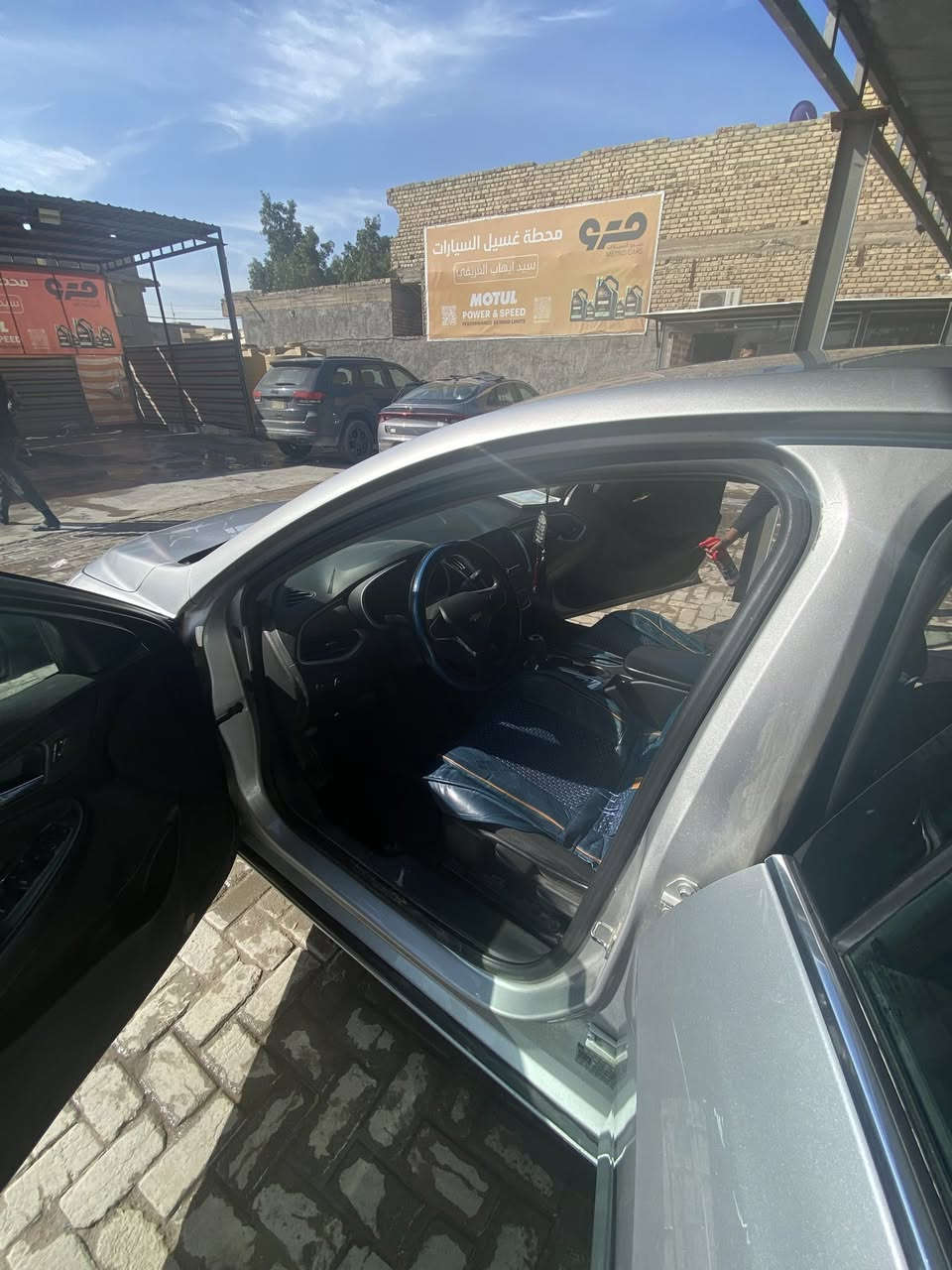 للبيع شفروليه ماليبو 2018 – فئة LT
السيارة نظيفة، ناعمة، وجاهزة للاستخدام اليومي، استخدام شخصي وبدون أي مشاكل.

المواصفات المهمة:
 • محرك 1.5 توربو اقتصادي وقوي
 • قير أوتوماتيك 6 سرعات (ATF)
 • شاشة وسطية أصلية
 • كاميرا خلفية
 • تحكمات ستيرن
 • تشغيل وبصمة (Push Start)
 • بلوتوث
       Apple CarPlay.    
 Android Auto
 • تكييف قوي جداً
 • سيارة مريحة وناعمة بالسواقة
 • بدون أي أعطال أو مشاكل

الحوادث :
 • حادث أمريكا: دعامية أمامية فقط
 • حادث العراق (عند المالك السابق): باب خلفي عكس السايق
 • صور الحادثين موجودة قبل التصليح
 • التصليح تم بشكل صحيح

الحالة القانونية:
 • السيارة حرة
 • باسمي
 • رقمها بغداد

📍 مكان السيارة: السماوة

💰 السعر: 118 ورقة
البيع نقد
السعر قابل للتفاوض البسيط للجاد

📞 رقم الهاتف: ***********
📱 متواجد على الفيسبوك أو الواتساب أو عن طريق الاتصال
