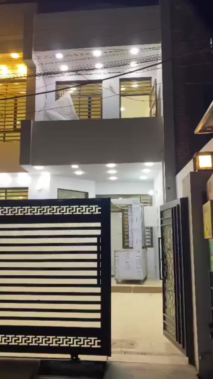 السلام عليكم عندي بيت للبيع شارع 30 قريب عليه ملاعب البيت بناء حديث الواجه 6متر  المساحه ١٥٠ متر بي أربع غرف نوم 3حمامات سويتات البيت طابقين لاستفسار تصل وتساب ***********
