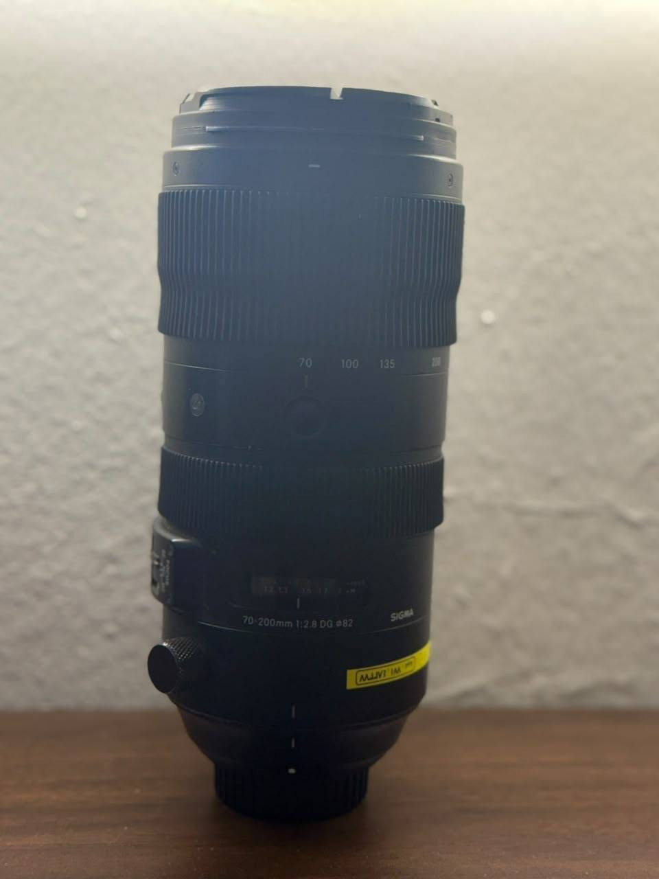 العدسة هي Sigma 70-200mm f/2.8 DG OS HSM Sports بتركيب Nikon F، وهي من أقوى عدسات سيغما الاحترافية. إليك التفاصيل الشاملة:
العدسة هي Sigma 70-200mm f/2.8 DG OS HSM Sports بتركيب Nikon F، وهي من أقوى عدسات سيغما الاحترافية. إليك التفاصيل الشاملة:

المواصفات

النوع: تليفوتو زوم احترافي.

المدى البؤري: 70–200 مم.

فتحة العدسة: f/2.8 ثابتة على جميع الأطوال.

مثبت الصورة (OS): نعم، يساعد على التصوير بسرعات غالق أبطأ.

محرك التركيز: HSM (هادئ وسريع).

قطر الفلتر: 82 مم.

الوزن: حوالي 1.8 كغ.

بلد الصنع: اليابان.

الاستخدامات

تصوير الأعراس والمناسبات.

تصوير البورتريه باحترافية.

التصوير الرياضي.

تصوير الطيور والحياة البرية (للمسافات المتوسطة).

تصوير الحفلات والمسارح.

جودة الصورة

حادة جدًا من f/2.8، وتزداد الحدة عند f/4.

عزل خلفية جميل بفضل فتحة العدسة الواسعة.

مقاومة جيدة للغبار ورذاذ الماء.

جودة تصنيع ممتازة ومناسبة للاستخدام الشاق.

التوافق مع كاميرات نيكون

تعمل مع كاميرات DSLR ذات قاعدة Nikon F مثل:

D750

D780

D850

D500

D810

D610

D7500

D7200

D5600

D3500 وغيرها.


**إذا كنت صاحب هذا الإعلان وتريد حذفه لأي سبب، رجاءا أرسل رسالة إلى الدعم الفني**