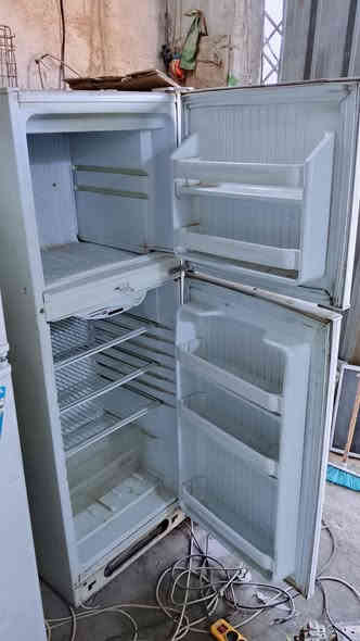 سلام عليكم عندي مجموعة ثلاجات أو مجمدات أو بردات البيع كلمن أو سعره كلهن شغالت شرط الفحص أو اصليت  مكاني البستان مجاور مطعم الحجي اسعره مناسب هذا رقمي ***********
