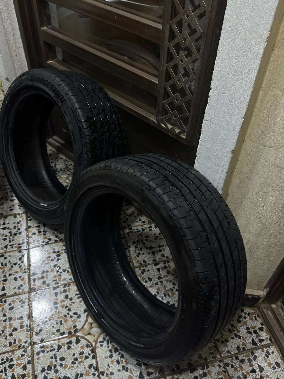 السلام عليكم حبايب غراض للبيع كاعيات زيرو ما مفتوحات وبردات تخم كامل جدد والله
وزوج تايرات بس واحد منهن بي ركعة المانية اصلية ونضافة كدام عينكم كلش نضاف حجم 17 الي يفيدنة يتصل 
***********
