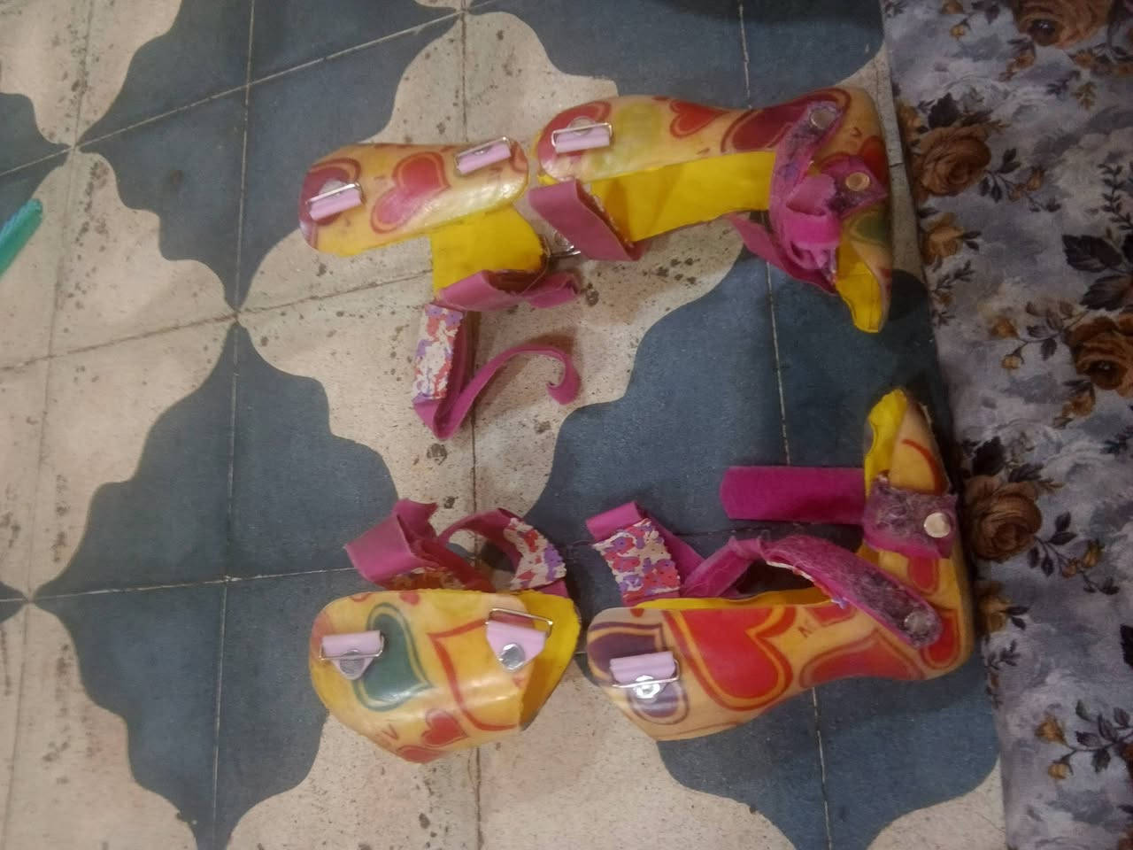 السلام عليكم
حذاء تقوس الساقين 
مثل ماموضح بصوره 
العمر من سنه ونص 
إلى سنتين ونص تقريبا 
يفيدك خبرني واذا تريد تفحص تعال 
مكاني وادي حجر
***********
اني مشتريه 350 الف 
200 الف ابيع
