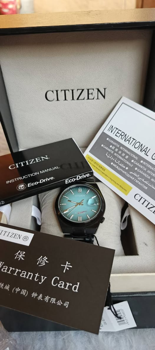ساعة سيتيزن تسويوسا أوتوماتيكية رجالية - NJ0151-88X

حركة أوتوماتيكية: تعمل بالطاقة الحركية بدون الحاجة إلى بطارية.
ميناء أزرق متدرج بتأثير شمسي: يضفي عمقًا بصريًا ولمسة راقية.
نافذة عرض التاريخ عند الساعة 3 مع عدسة تكبير: لسهولة القراءة.
هيكل من الستانلس ستيل المصقول: متين وأنيق.
قطر الهيكل 40 ملم – سُمك 11.7 ملم: حجم مثالي لمعظم المعاصم.
زجاج كريستالي مقاوم للخدوش: يحافظ على وضوح الميناء ولمعانه.
سوار مدمج من الستانلس ستيل بعرض 20 ملم: تصميم مريح وانسيابي.
مقاومة للماء حتى عمق 50 متر: مثالية للاستخدام اليومي.

تأتي مع كامل الملحقات 

السعر 145 الف ✅


**إذا كنت صاحب هذا الإعلان وتريد حذفه لأي سبب، رجاءا أرسل رسالة إلى الدعم الفني**