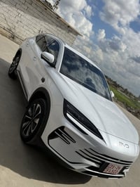 سيارة ماشية ٢٠٠٠ الف بدون اي نقس موديل ٢٠٢٥ بيها شحن سريع و شحن صغير. ...