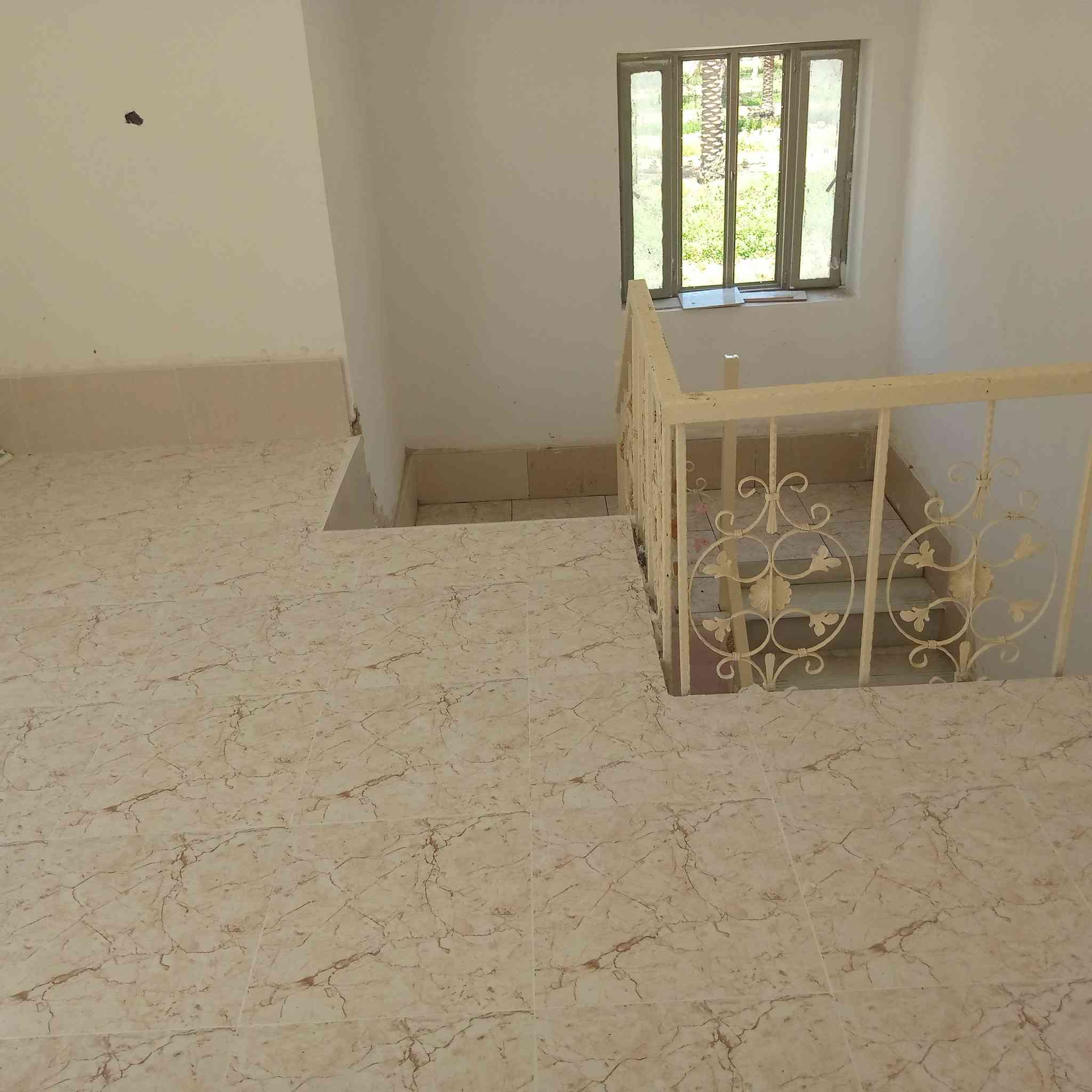 سلام عليكم شغلي سيراميك ارضيات جدران وبارسلين جدران ارضية ولبخ وطلس وجهيات وفوم اشتغل بيومية وعلا متر وعلا قطعي متفرق حالين ***********
