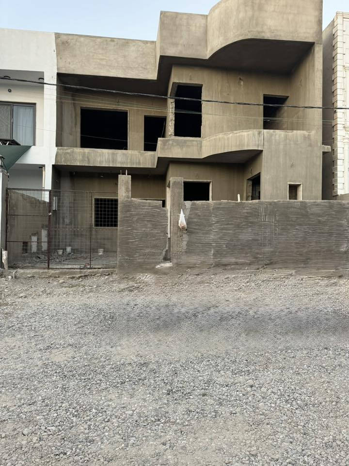 هيكل 200 متر طابقين بناء حديث للبيع سيكانيان  خلف الكنيسة يحتوي على 4 غرف نوم***********
