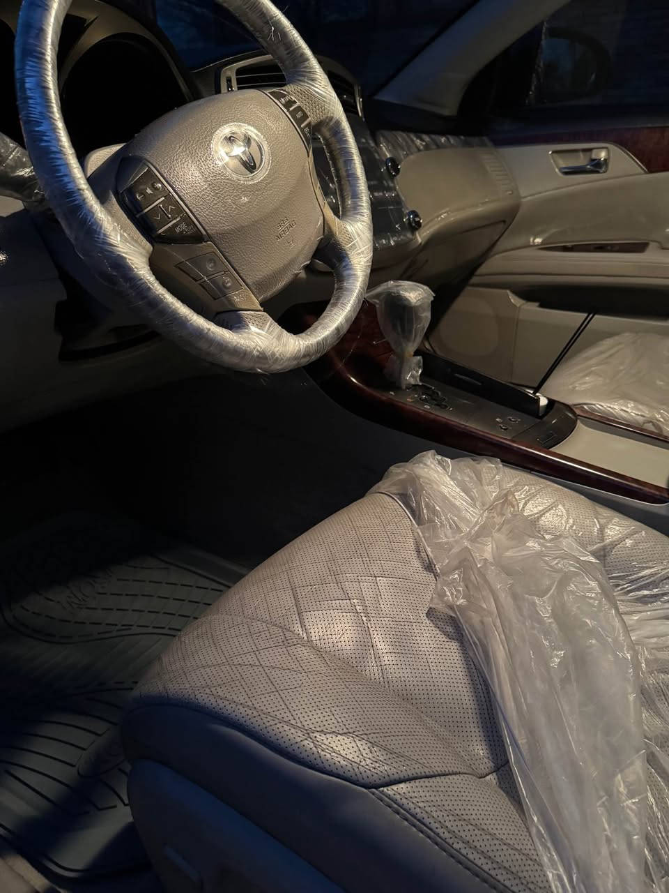 تۆیوتا ئەڤەلۆن ٢٠١٢ ی ساخ
بێ ڕەقەمی دوبەی
بێ بۆیاخە سەیارەکە
هەموو گیانی لەسەر دەقی شەریکەیە
گێڕ و مەکینە کەپسە و نەکراوەتەوە
دەنگی دیجیتاڵیشی بەشەرت
کوشن و و بەرگەدەرگا و ناوەوەی هەموو لۆکە و تێنەگیراوەیە
چوار تایەی (Toyo)ی شەریکەی سفری لەژێرایە
یەک دینار مەسرەفی تیا نیە
نرخی ١٤٦$ گەلا و مەجالێکی کەم 

تکایە ئەگەر موشتەری نیت تێل مەکە
لە سلێمانیە سەیارەکە

*********** السليمانية, العراق
