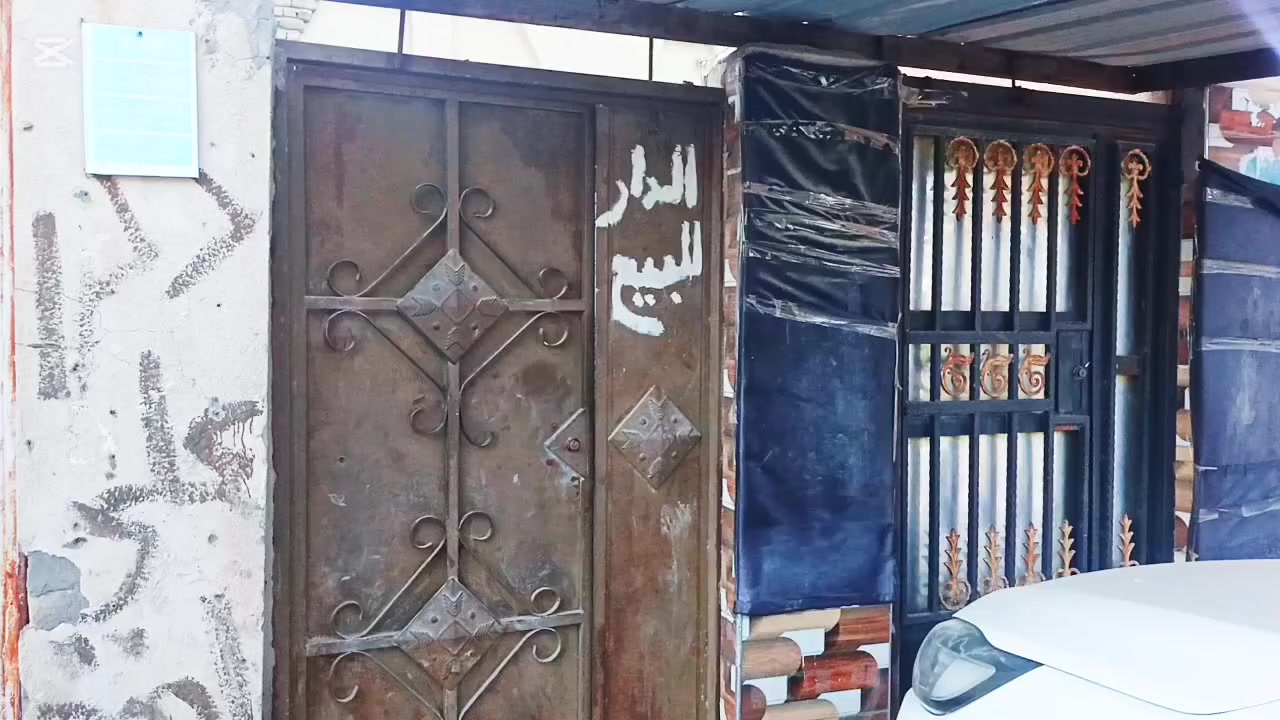 بيت للبيع 
المساحة 210م شارع الصيدليات..اتصال على الرقم 
***********
