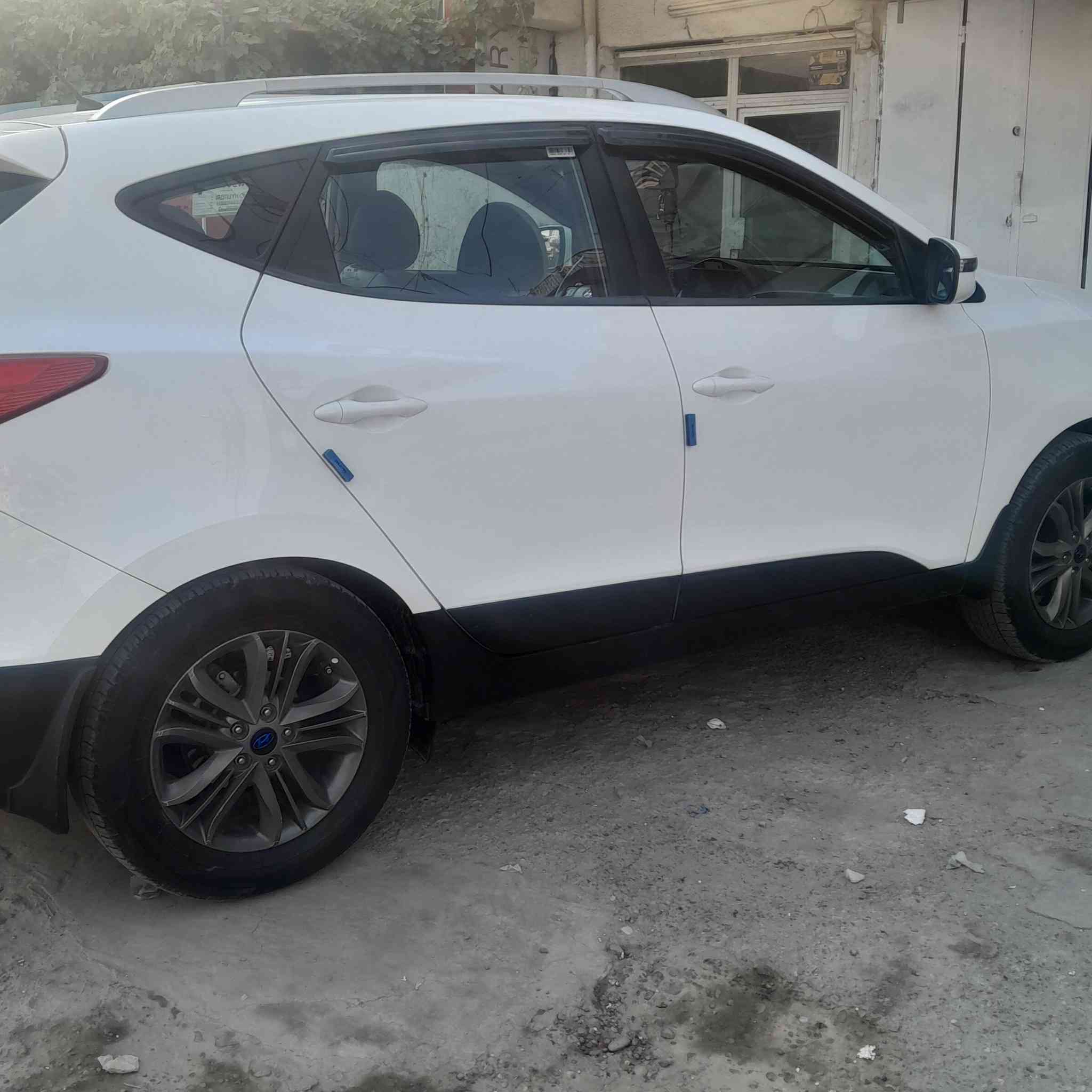 السلام عليكم لبيع توكسان موديل 2015 خليجي محرك 2000 دوش على الشركه تبريد قطعتين ويل اكروم المرغوب تخم تاير باتري جديد السبير مانازل تحكم استيرن شاشه كبيرة كامرة دوارة ماشيه 170 حقيقي بيه صبغ بين الباب والجاملغ شي بسيط السعر 151وبيه مجال حك الجيه مكان السيارة البياع الشرطه الخامسة واسف على الإطالة هذا رقمي ***********
