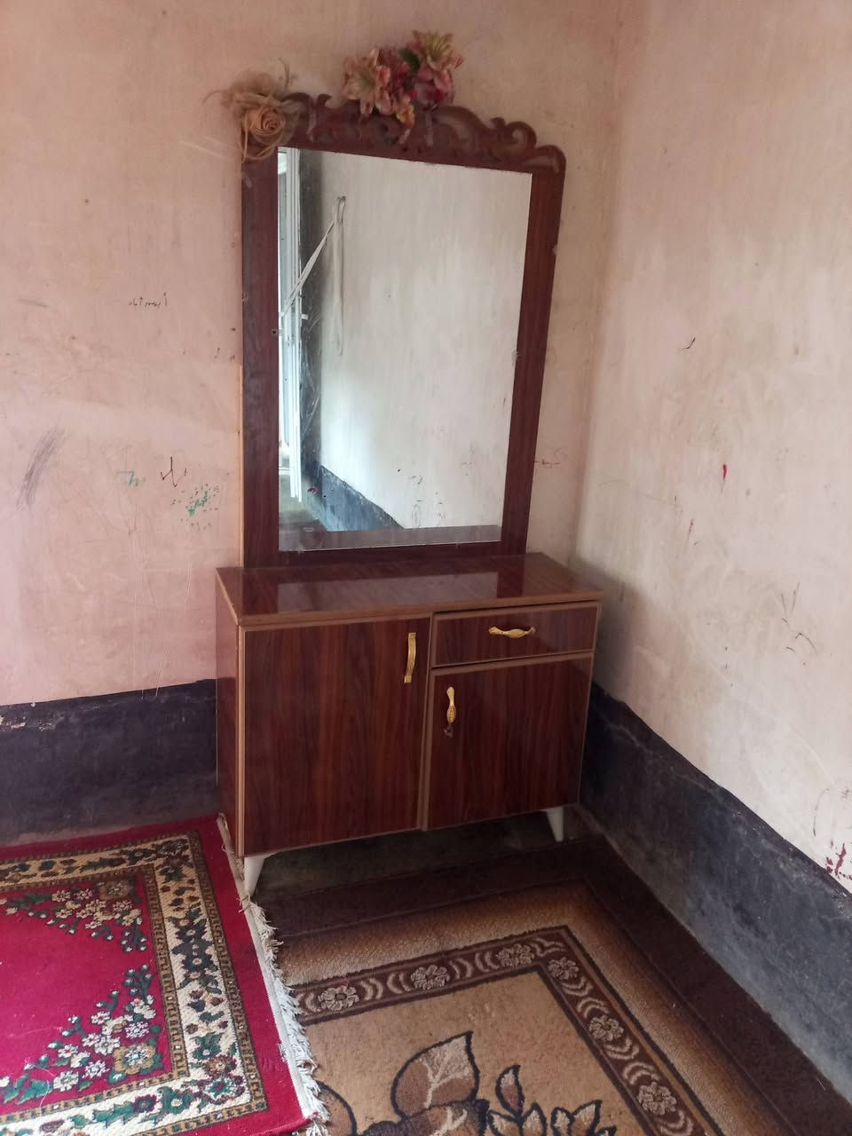 السلام عليكم غرف تخشاب للبيع السعر 450 وبي مجال ***********
