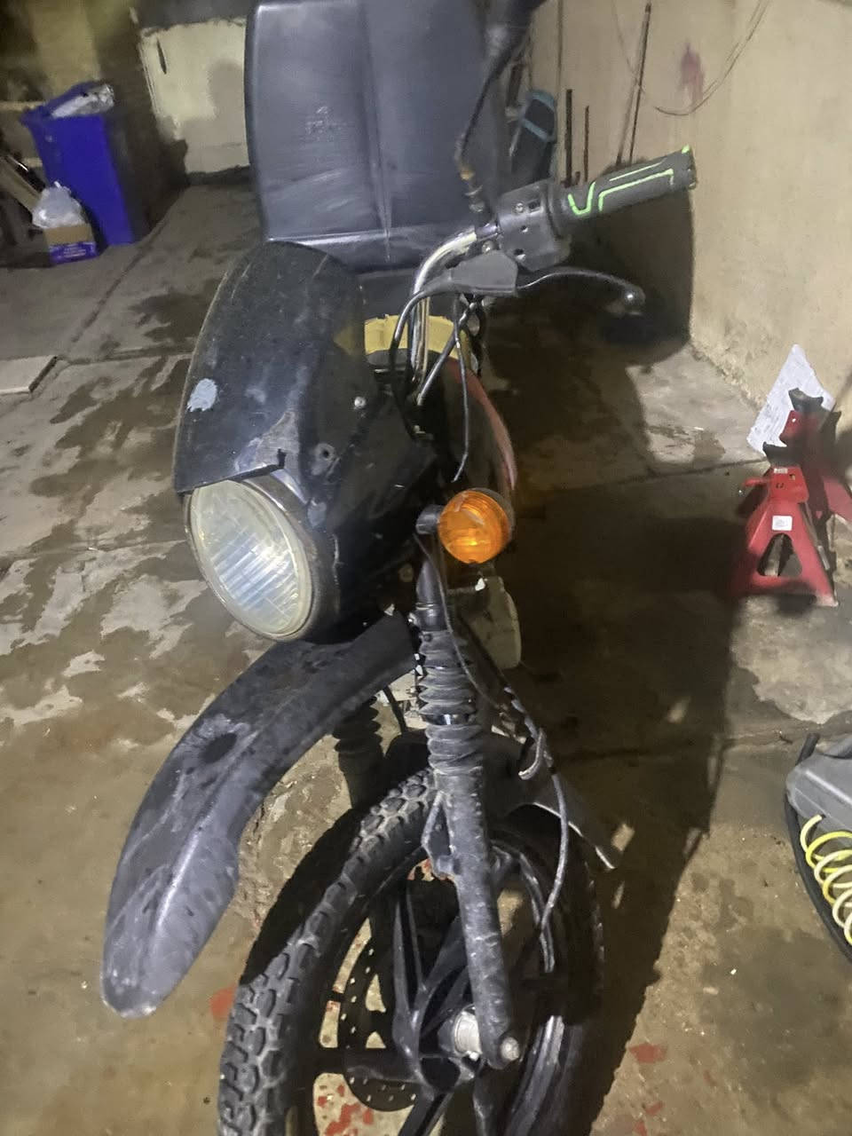 السلام عليكم بوكسر موديل 23 للبيع اوراق تالفه بالمطر وصاحب الدراجه الي مشتري من الشركه موجود والدراجه مكفوله سرقه وقانون ومن باب البيت تاخذ  الدراجه بيه ملاحضات بسيطه دوشمه كشن وصيتيه مال زنجيل بيه صندوك بلاستك كبير للاستفسار الاتصال *********** الدراجه سعره 900 بيه مجال حك الجيه
