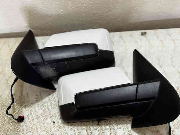 السلام عليكم 
مرايات فورد اكسبدشن موديل 12
اصليات مال شركه
بس جهة السايق يرادلها مرايه 
كهربائيات كلهن شغالات 
السعر 150 الف وبيهن مجال

***********
العنوان ديالى بعقوبه
