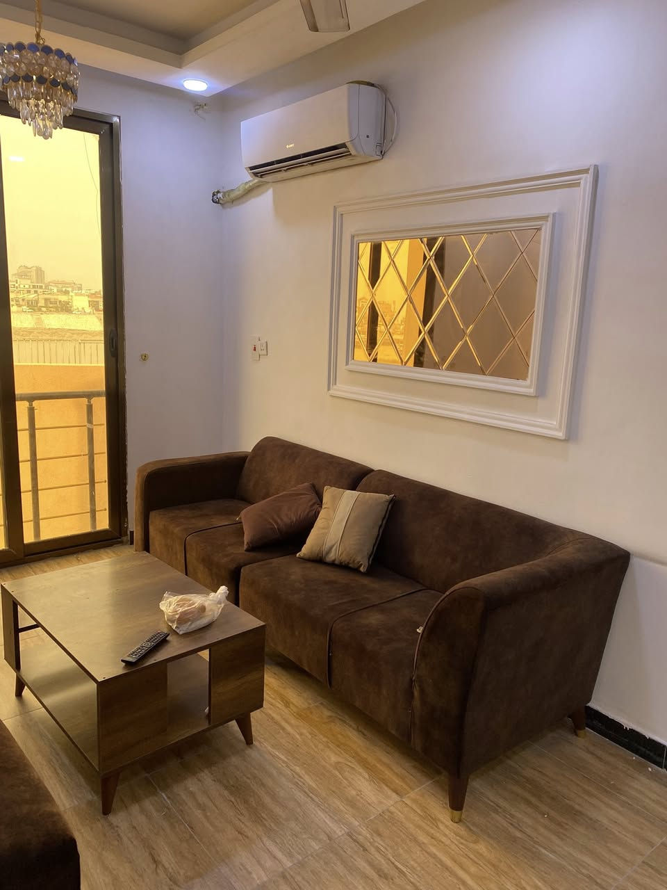 السلام عليكم شقه الايجار موثثه طابق 2 مساحته85 متر مطله على الكورنيش على نهر دجله الاعظمية متكونه من صاله ومطبخ وغرف نوم عدد 2 وخدمات الاستفسار الاتصال على رقم ***********
