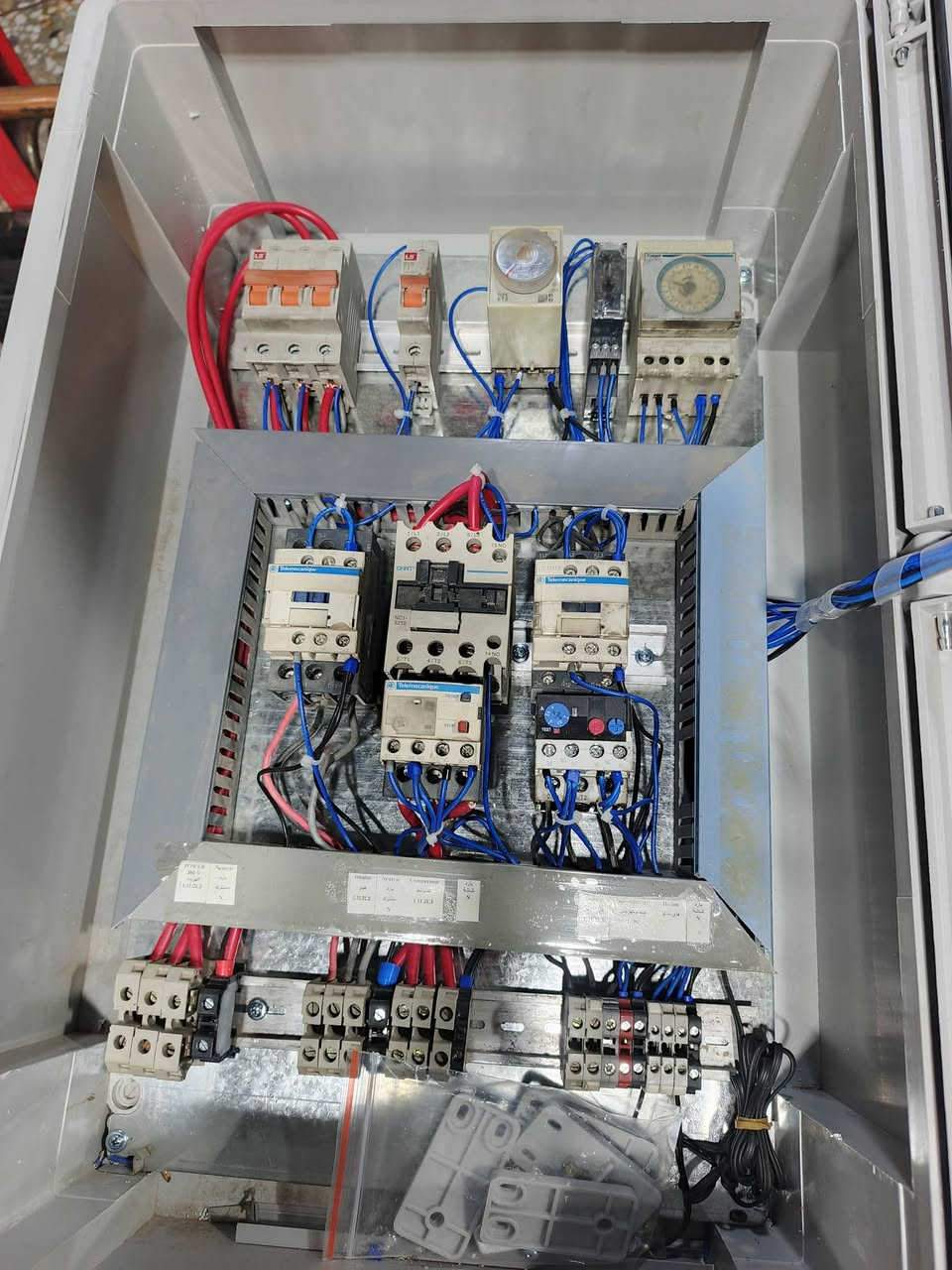 سلام عليكم لبيع جهاز تجميد وتبريد طن 10كمبريسر كرير امريكي بورد شنايدر فرنسي جهاز نضافة عالية جدا عنواني بغداد الستفسار *********** وتساب
