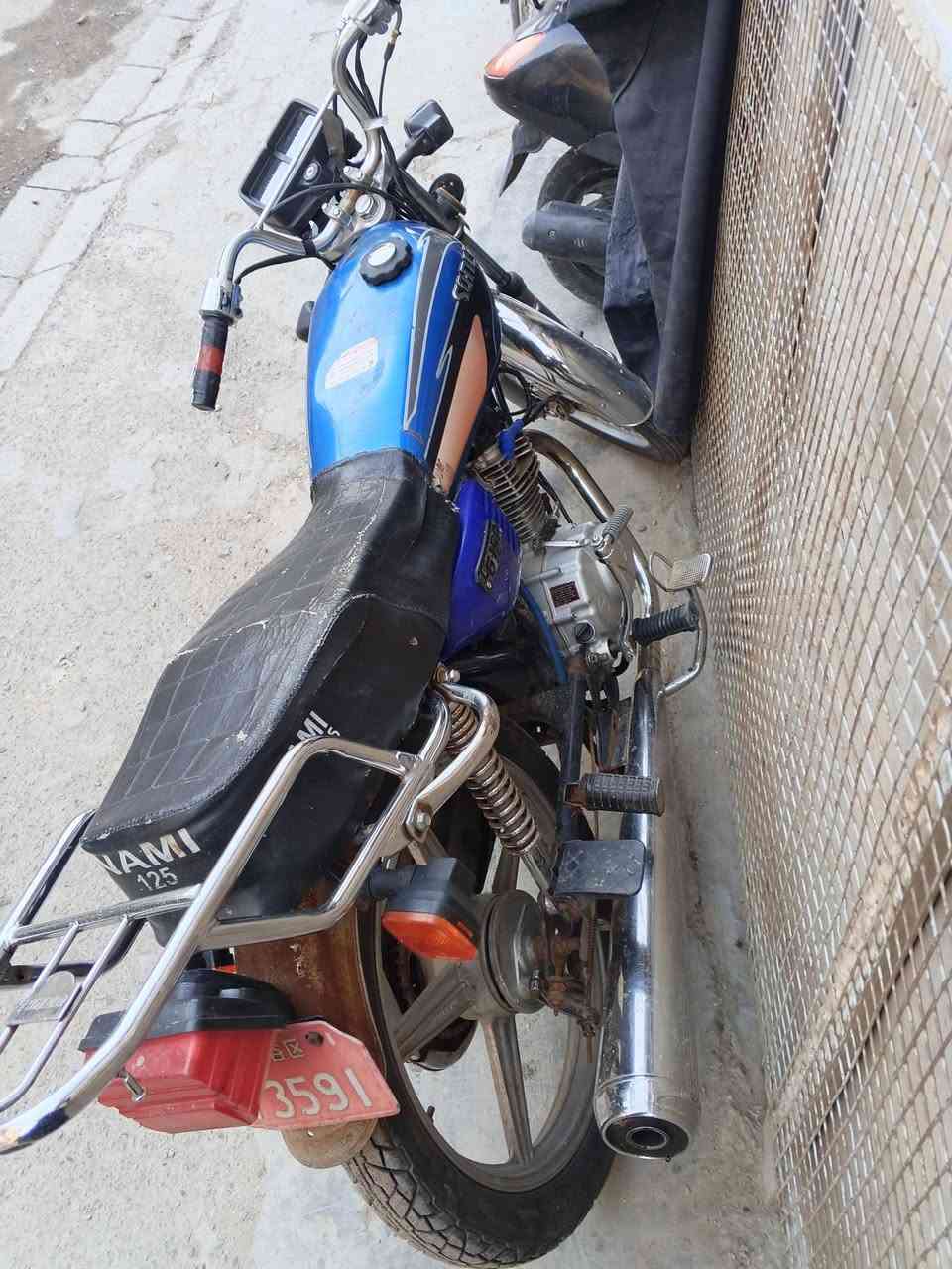 ايرانيه تايكر سولانك شلعه فول 4 كير
بيها نقوصات بسيطه مثلا ضفيره ويده مال بريك امامي كلهن ب13
أوراق ومنفيس موجود تكدر ترقم هم 
مجفته الدراجه قبل سنه
السعر 375 وبيها مجال اذا اكو مراوس هم عادي
مكاني بغداد العلاوي
***********
