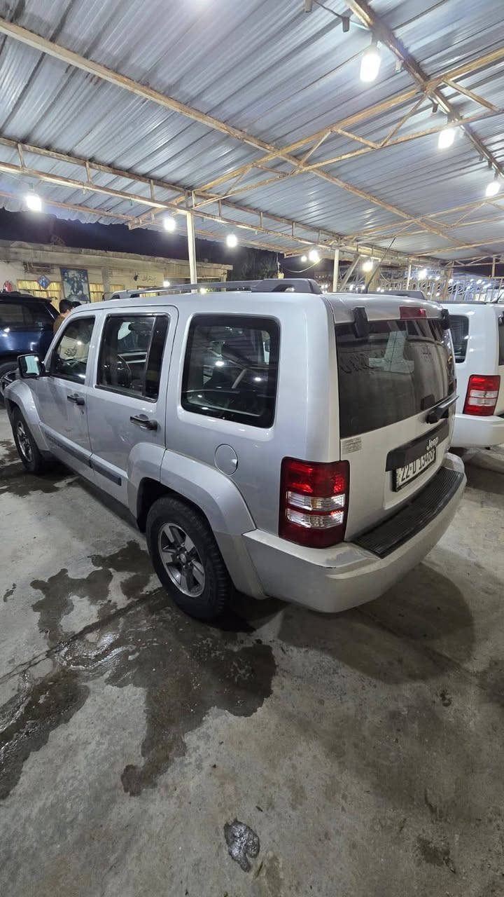 السلام عليكم 
جيب لبرتي موديل 2008 كفاله عامه خليجي فول عده فتحه محرك 6 سلندر داخل مخمل حضن سياره جاهزه مكينه وكير وحداديه جديده تخم تاير رقم اربيل دولي تحويل وكاله حاضر مكان السياره البصره 
السعر 97 وبيها قليل مجال 
***********
