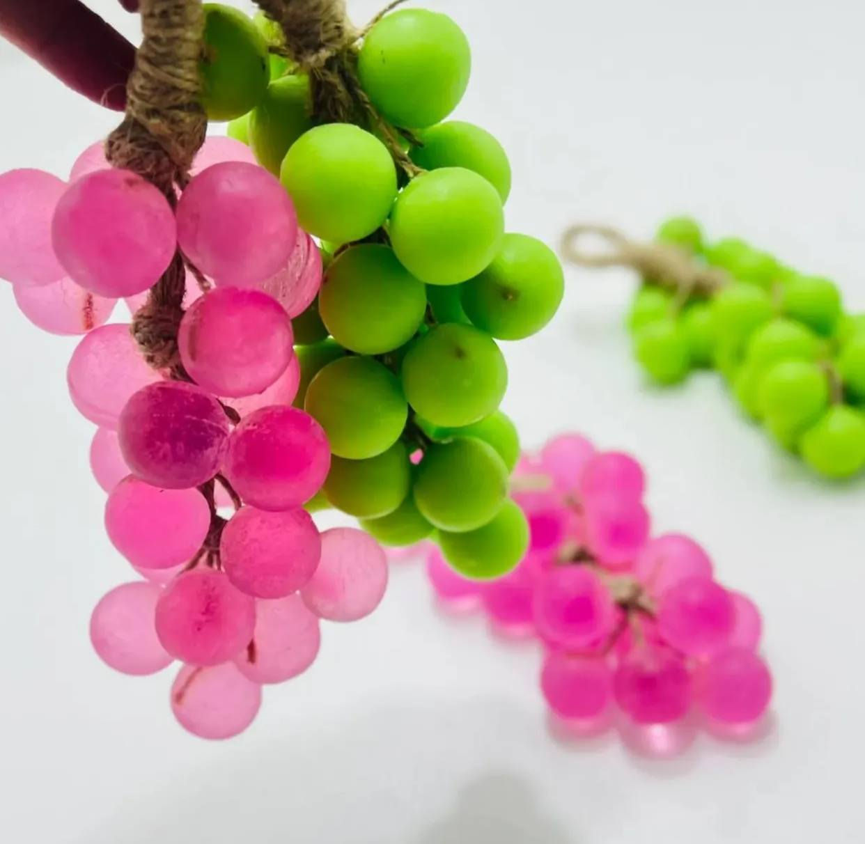 دللي بشرتك بسحر الطبيعة! 🍇✨
وصل الجمال والانتعاش! صابون العنب بتصميمه الفريد وريحتة اللي تاخذ العقل صار متوفر الآن. 
🧼🌸

• 🍇 شكل مميز: يضيف لمسة فنية وجمالية لحمامك.

• ✨ نعومة فائقة: ينظف البشرة بلطف ويتركها ناعمة كالحرير.
• 🌿 مكونات طبيعية: مستخلص بعناية ليعطيكِ إحساساً بالرفاهية.

✅ تصميم يدوي متقن يشبه العنب الحقيقي.
• ✅ رائحة فواحة تدوم طويلاً وتملأ المكان انتعاشاً.
• ✅ متوفر بألوان مبهجة (الأخضر والوردي) لتناسب ذوقك. 🟢💗


**إذا كنت صاحب هذا الإعلان وتريد حذفه لأي سبب، رجاءا أرسل رسالة إلى الدعم الفني**