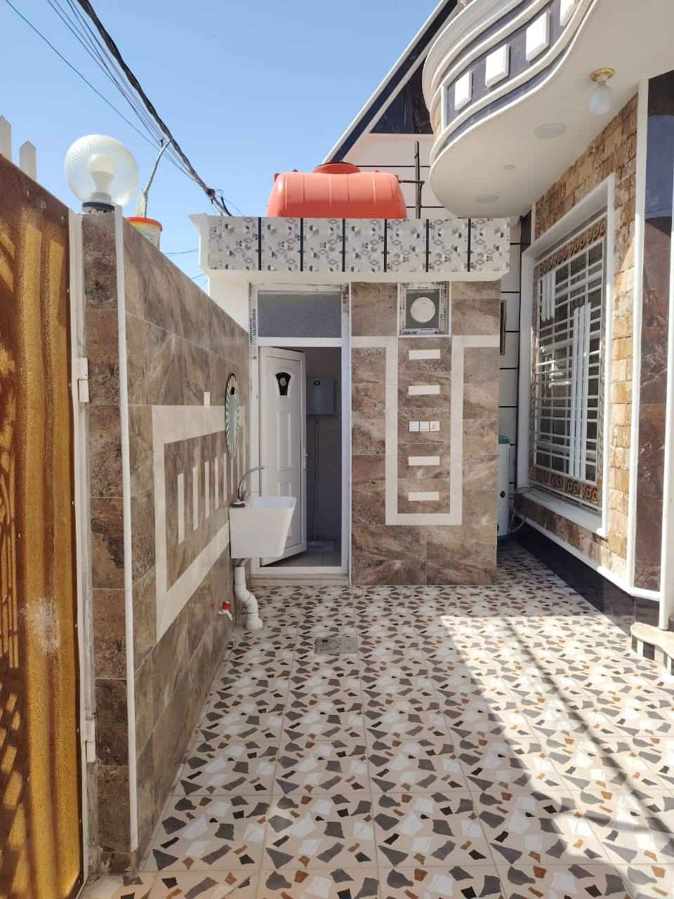 للبيع 
دار سكني طابو زراعي مساحته 210 متر يقع في الحي الصناعي خلف المصرف بناء حديث طابقين يحتوي على غرفتين نوم وصاله ومطبخ وصحيات داخليه و خارجيه بالاول واربع غرف نوم وصاله وصحيات بالطابق الثاني بناء درجه اولى 
للاستفسار الاتصال على ***********
او مراجعه مكتب الوادي
