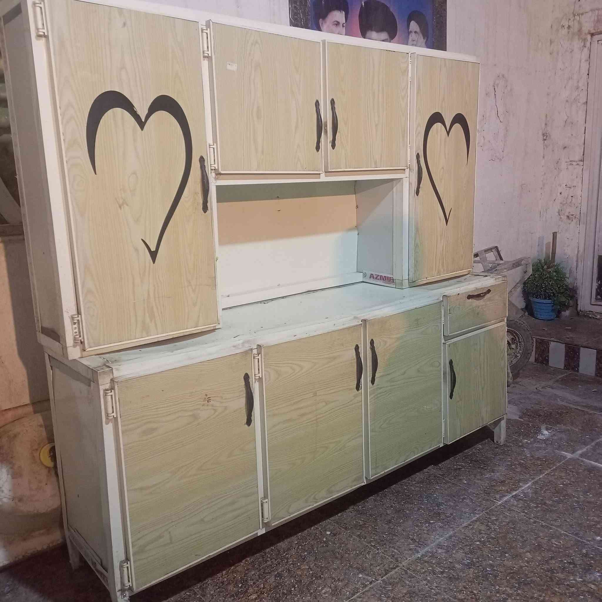 السلام عليكم كاونتر ثلاثه قطع150كنتور ابو اربعه نضيف 150ميز مرايه 40شراي يتصل***********
