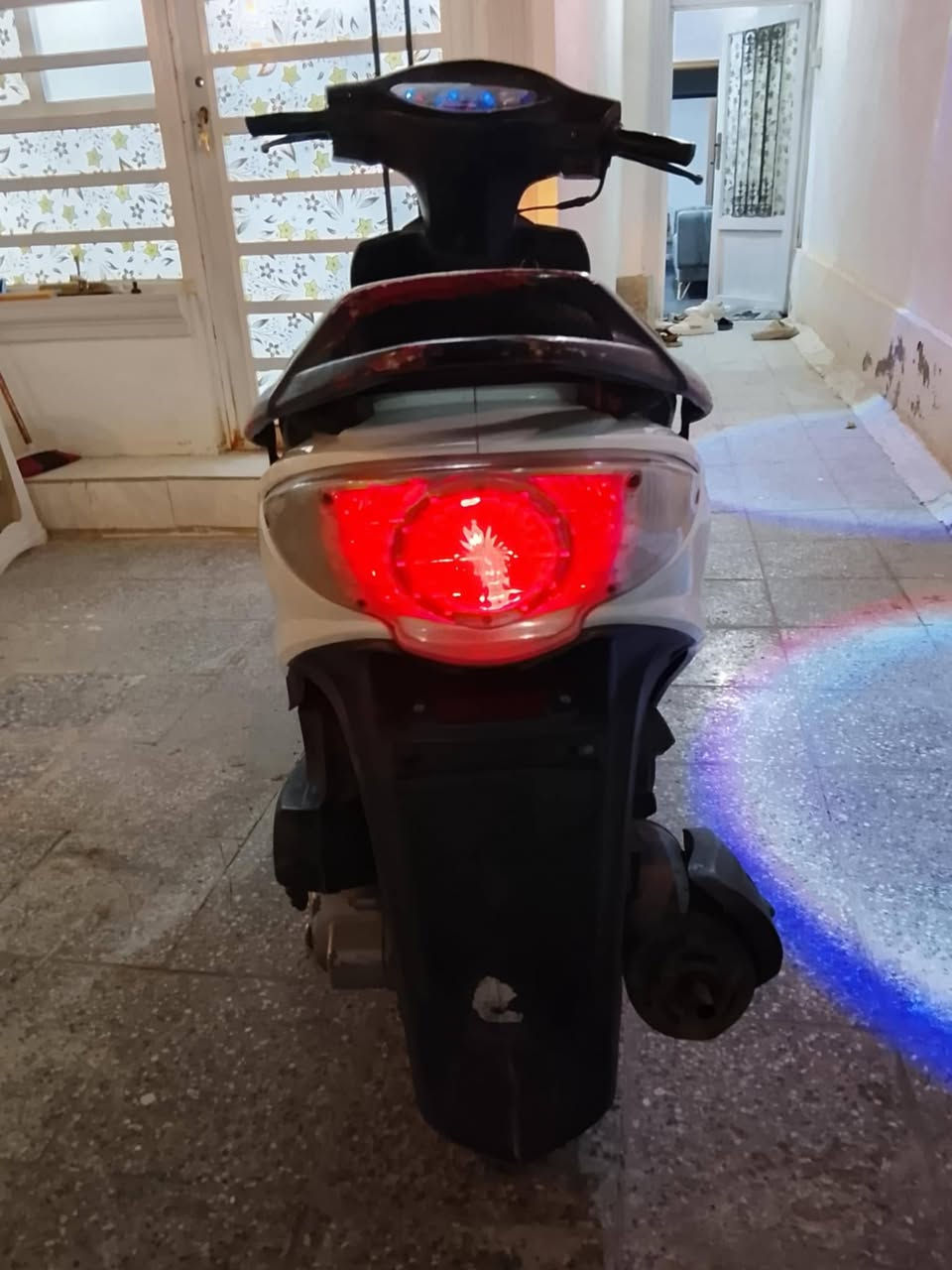 سلام عليكم دراجه كامكو G4 للبيع نضيفه شوفت عينك كلها بلاديه محرك ما مفتوح دراجه كلها  بلاديه كهربائيات شغاله كلها سعر 625 وبيه مجال مكاني كوفه حي ميسان  رقمي ***********
