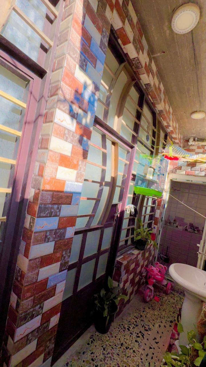 #بيت 50 متر زراعي الواجهه 5 متر والنزال 10 متر
يحتوي عل طرمه اماميه  متر * 5 وتواليت خارجي
واستقبال 3 ونص متر * 3ونص متر + ممر متر معزول عن الاستقبال
وحولي كبير وترك 1 متر ونص * 2 متر ونص
وحمام جوه 2متر * 1متر ونص وفوك حمام ثاني نفس الجوه
وبيهن غربيات يعني حمام توايليت
وغرفه فوك كبيره 5 * 3ونص وبيتونه كبيره نص البيت 5 متر * 5 متر وبي صطح عدد 2 كل واحد 5متر * 5 متر
والاساس مال البيت رفت صب. وليس بتلو ودفن تراب
العنوان الشعله قطاع السادس شارع ابو الدهن
بل فرع مال افران السيد هاتف
***********
