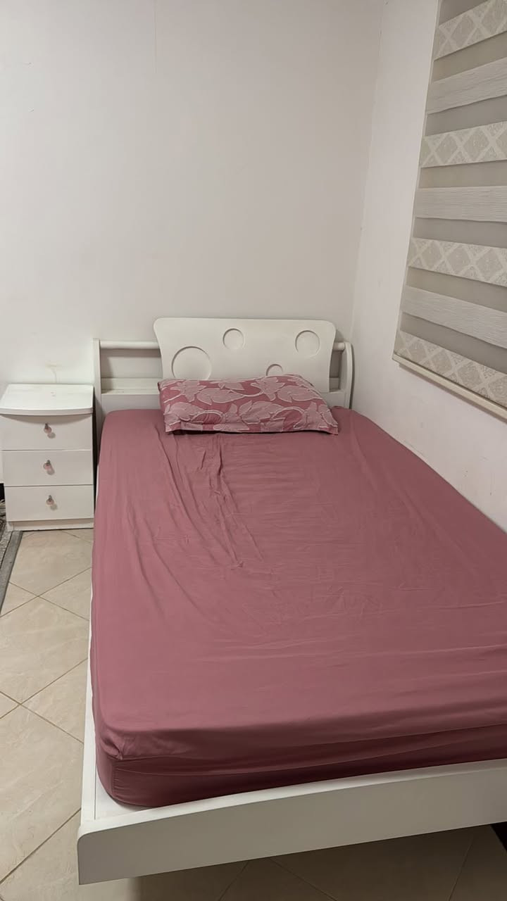 الغرف للبيع السبب لان راح نشيل من البيت والمكان مايكفي (الغرف نظيفة)
الاولى الي بيها بنفسجي 250
البيضه 300 قطعها اكثر
للتواصل ***********
