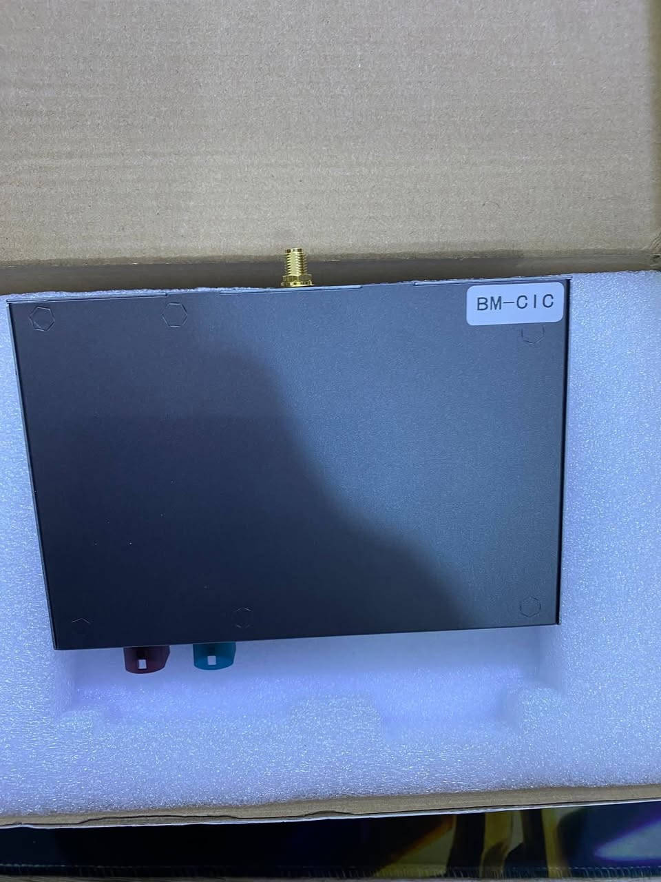 هذا الجهاز هو عبارة عن وحدة تحديث لنظام CarPlay اللاسلكي و Android Auto مصممة لسيارات BMW. 
الوظيفة: يتيح لك إضافة ميزات CarPlay و Android Auto إلى شاشة سيارتك الأصلية. 
التوافق: متوافق مع سيارات BMW المزودة بنظام NBT، مثل الفئة الأولى (F20/F21)، الفئة الثالثة (F30/F31/F34)، وغيرها من الموديلات المدعومة. 
التوصيلات: يحتوي على منافذ لـ LVDS (للشاشة)، USB، الطاقة، و CAN. 
الميزات: يدعم الاتصال اللاسلكي، مما يتيح لك استخدام الخرائط، إجراء المكالمات، وإرسال الرسائل عبر شاشة السيارة.


**إذا كنت صاحب هذا الإعلان وتريد حذفه لأي سبب، رجاءا أرسل رسالة إلى الدعم الفني**