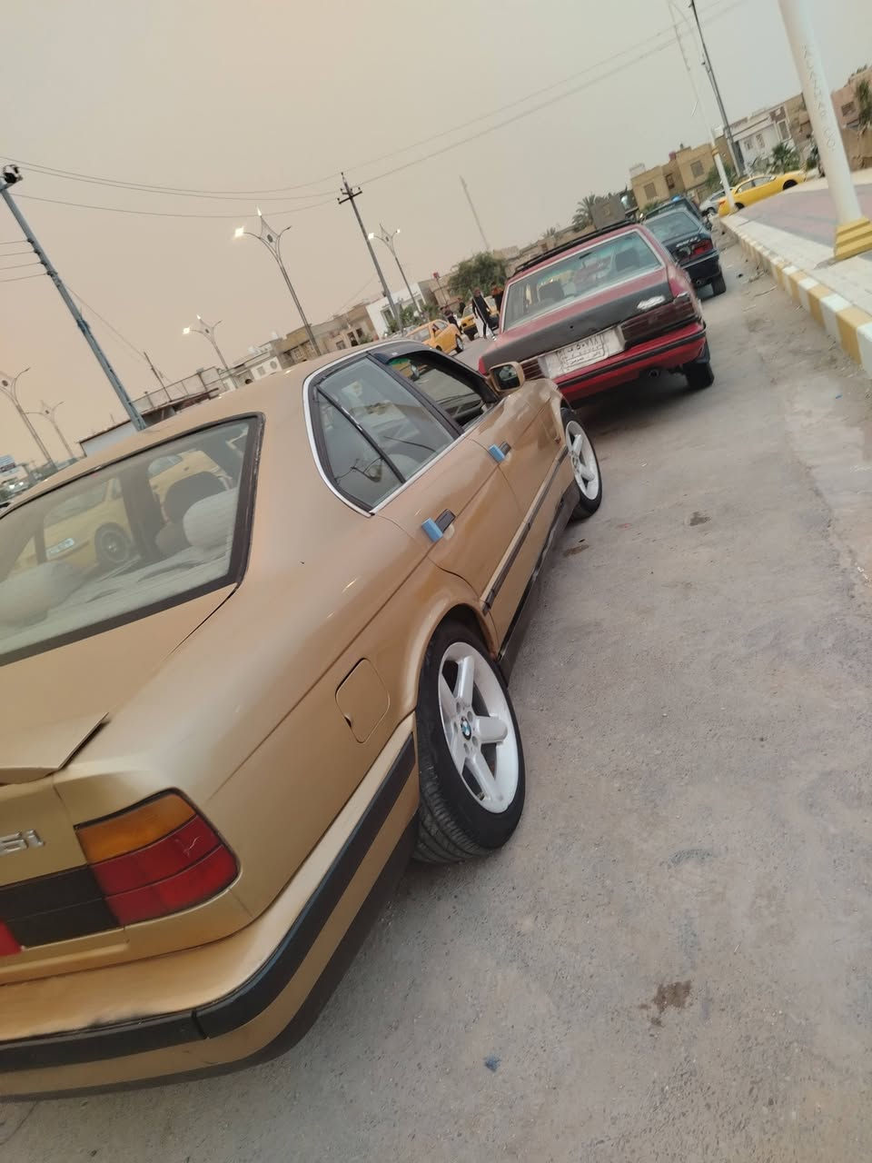 للبيع بي ام دبليو ذهبي 525 مكينه مفتوح كير اوتو موديل 89
سياره جديده بدون نقص جاهزه 
مصبوغه عام جماليه صبغ درجه اولى 
بدون خياسات 
كهربائات وضع شركه بدون جطلات وكلشي شغال 
 وحماوه ثابته 
رقم بغداد وهزه جديده وسنويه لل٢٠٣١.
داخل قرفه حلوه كلش 
تخم تاير وويل جديد 
صدر امامي خلفي جديدطسه ناعمه كلش 
مكاني ناصريه سديناويه 
السعر 40وبيها مجال للطيبين 
الشراي يتصل ***********/0781633102
