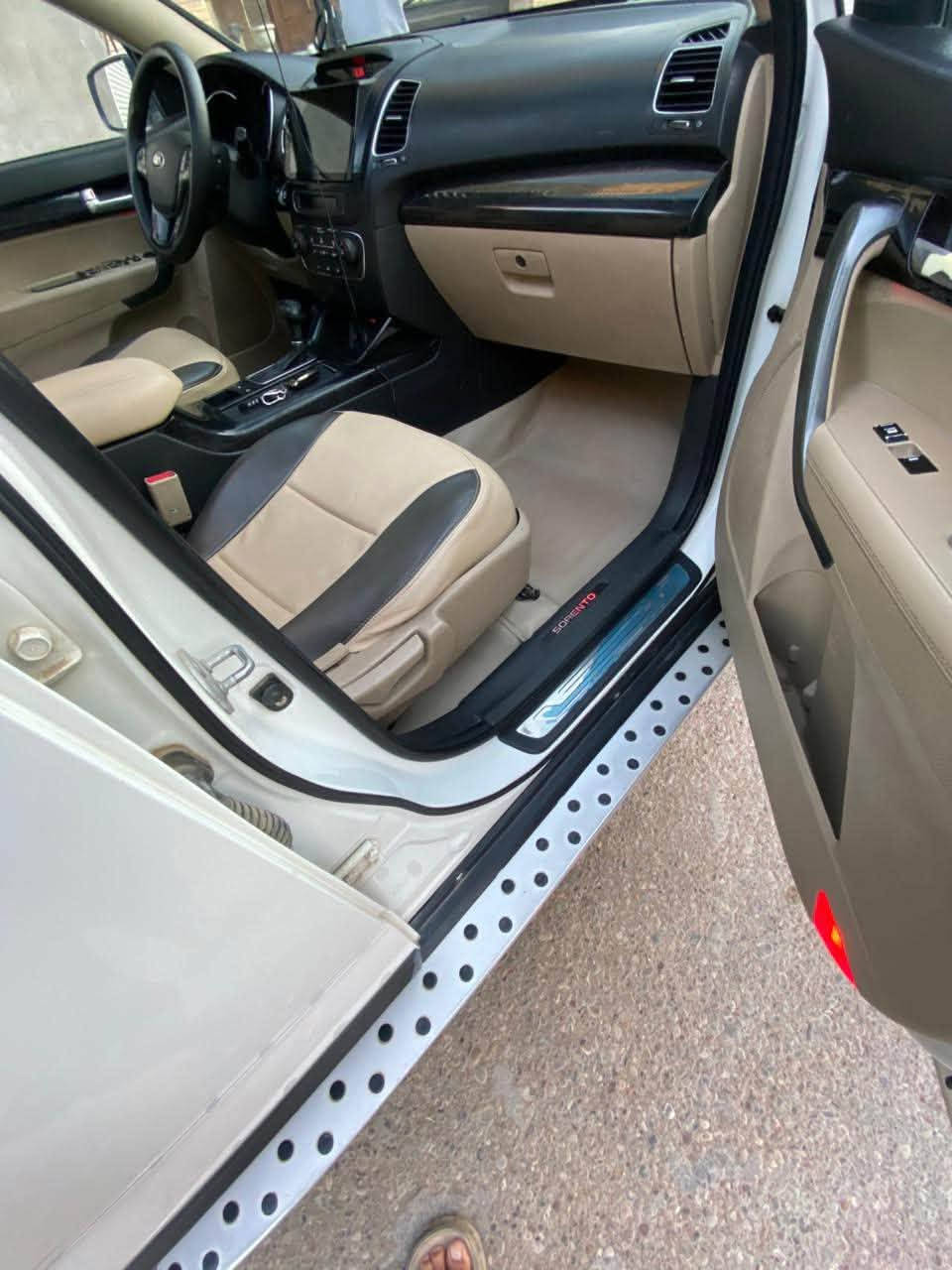 (بسم الله الرحمن الرحيم )للبيع سيارة Kia Sorento 2013 موديل 2013 (شكل 2015) خليجي فول مواصفات  اعلى فئة ، بحالة ممتازة ومكفولة كفالة عامة ✨

🔹 المواصفات:
•  محرك 6 سلندر قوي واقتصادي
•  قير أوتوماتيك ناعم بدون مشاكل
•  دفع أمامي (FWD)
•  فتحة سقف ☀️
•  داخلية نظيفة جداً 
•  شاشة + كاميرا خلفية
•  حساسات أمامية وخلفية
•  مثبت سرعة
•  تحكم بالمقود (ستيرن)
•  مرايا كهرباء قابلة للطي
•  تبريد وتدفئة ممتازة ❄️🔥
•  جنوط أصلية
•  إطارات بحالة جيدة
.7 راكب 
.رقم اربيل 
.بصمة تشغيل 
.بصمة ابواب
.يدات نيكل
.بردات جانبية
.كشنات كهرباء⚡️
.ثلاث قطع تبريد❄️
.كشنات جلد 
.اشارات ترحيب 
. اشارة بلمري 

•  تم تبديل دهن القير (زيت القير) بالكامل قبل فترة قصيرة جداً
•  صيانة حديثة وجاهزة للاستخدام بدون مصاريف

.سنوية جديدة
🔹 السيارة:
•  وارد خليجي
•  خالية من الحوادث

•  مكفولة كفالة عامة من الصبغ والبارد
سيارة نظيفة جداً وجاهزة،
مكانها ديالى بعقوبة 
السعر 165 للاستفسار اكثر خاص


**إذا كنت صاحب هذا الإعلان وتريد حذفه لأي سبب، رجاءا أرسل رسالة إلى الدعم الفني**