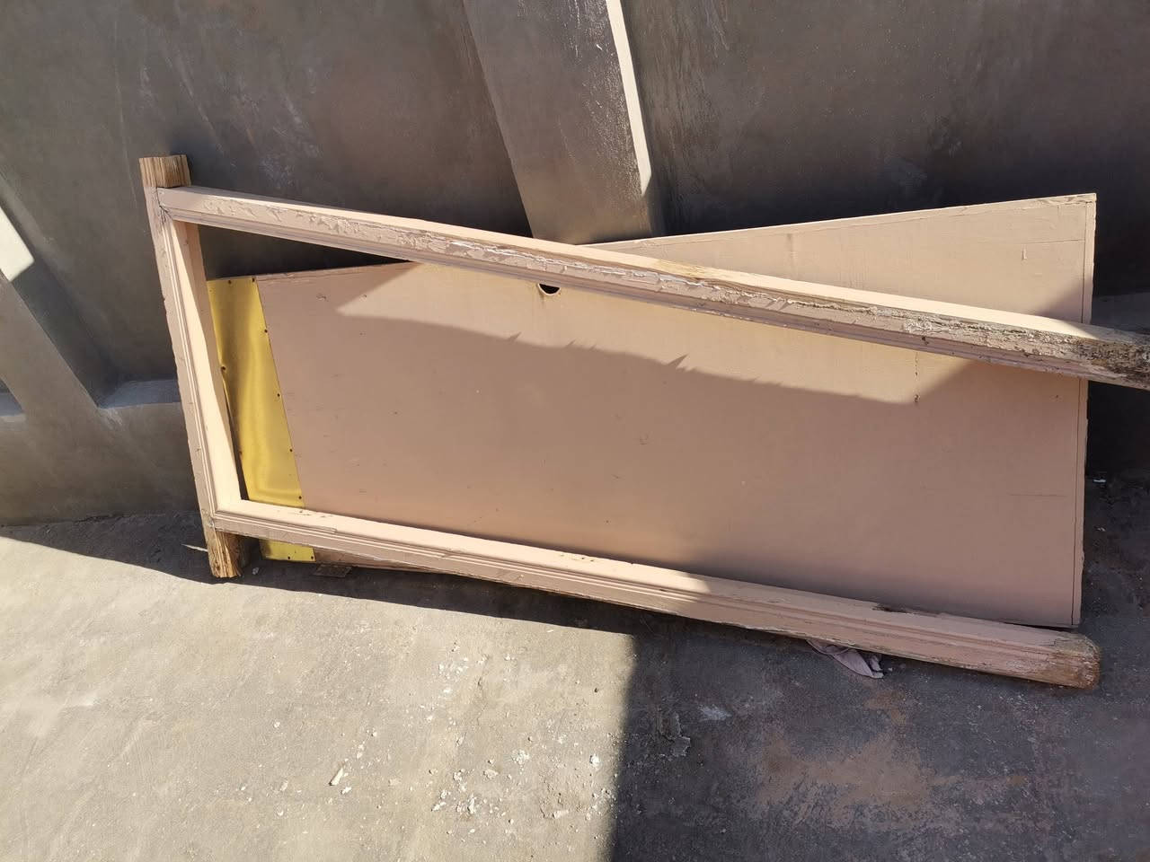 باب اربع طلاگات خشب موديل قديم ثقيل كاملة مع باب غرفة للبيع
***********
