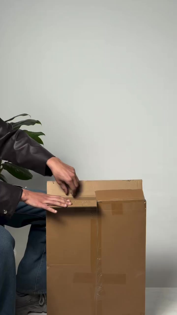 طقم طاولات جانبية دائرية بنقشة ماندالا فنية – 3 قطع

طقم طاولات جانبية بتصميم أنيق يجمع بين اللون الأسود العميق ونقشة ماندالا زخرفية لافتة، مناسب لإضافة لمسة جمالية مميزة لأي مساحة داخلية.

المميزات:
• تصميم دائري بثلاث طاولات متناسقة بأحجام مختلفة

• سطح أسود مزخرف بنقشة ماندالا فنية متطابقة على جميع الطاولات

• أرجل سوداء بتصميم بسيط ومتوازن

• يمكن ترتيب الطاولات معًا أو استخدامها بشكل منفصل

• مناسبة للاستخدام كطاولات جانبية أو طاولات ديكور

• مظهر عصري ينسجم مع مختلف أنماط الأثاث

المواصفات:
• العدد: 3 طاولات
• النقشة: ماندالا زخرفية مطبوعة على السطح

محتويات العلبة:
• 3 × طاولة جانبية دائرية بأحجام مختلفة
1 × طاولة حجم كبير، الابعاد: 40*57 سم.
1 × طاولة حجم متوسط، الابعاد: 40*47 سم.
1 × طاولة حجم صغير، الابعاد: 40*37 سم

السعر 30  الف
يتوفر خدمة توصيل لجميع محافضات العراق بغداد 3 محافضات  5 الاف فقط🚚🚚


**إذا كنت صاحب هذا الإعلان وتريد حذفه لأي سبب، رجاءا أرسل رسالة إلى الدعم الفني**