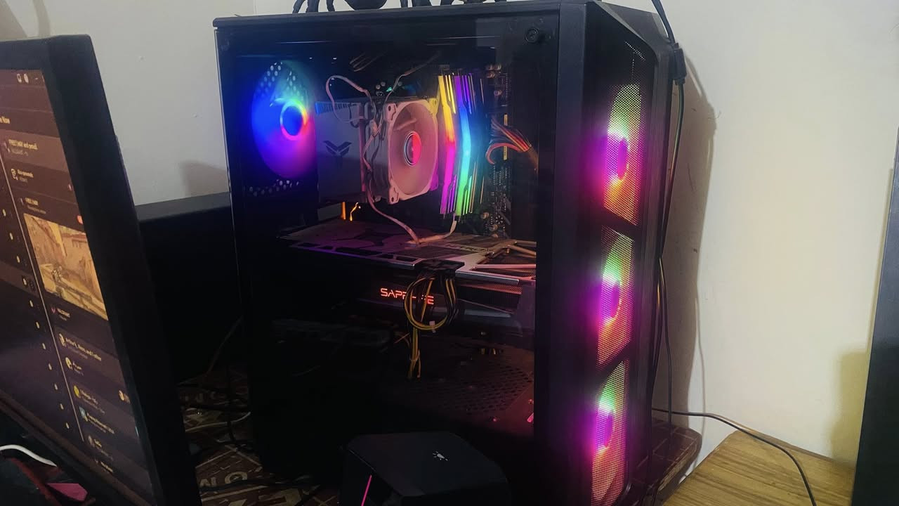 للبيع كيس كيمنگ نظيف واستعمال شخصي شرط الفحص
سبب البيع للتطوير

CPU: Ryzen 7 3700X (8 Cores / 16 Threads)
GPU: Sapphire RX 5700 XT Nitro+ 8GB (أعلى نسخة من الكرت وتبريد احترافي شوف الصور الحرارة اعلى شيء 60)
RAM: 16GB DDR4 3200MHz (8×2 Dual Channel)
Motherboard: Gigabyte B450M DS3H
SSD: 128GB SATA
HDD: 1TB
PSU:LITEPOWER 650W
CPU Cooler: Jonsbo ARGB White Edition
Case Fans: 3×200mm Intake + 1×200mm Exhaust 

ملاحظة بسيطة :زر التشغيل خرب ومستخدم زر LED بمكانه وشغال طبيعي

السعر خاص

للتواصل: واتساب *********** 
+ ماسنجر
