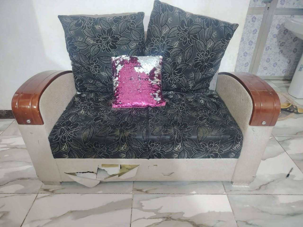 السلام عليكم
تخم مستعمل للبيع 5 قطع
2 كبار و2 صغار و1 وسط
السعر 220 وبي مجال
 الشراي يتصل ***********
