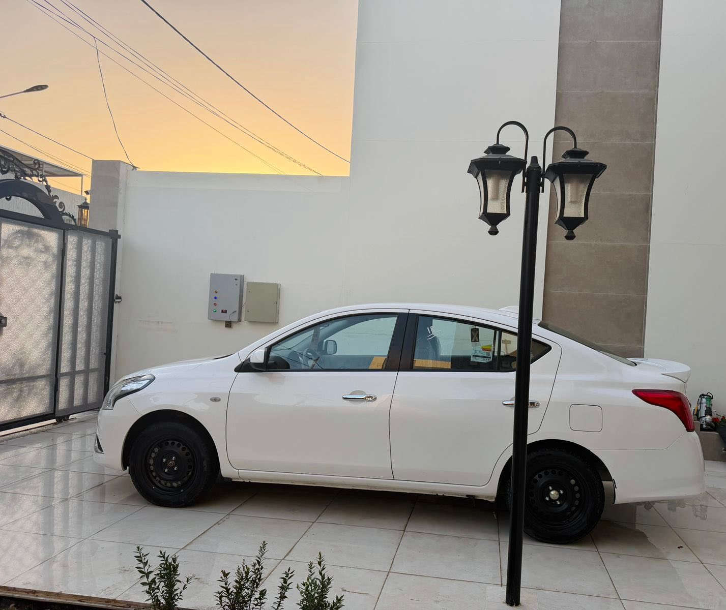 السلام عليكم رمضان كريم على الجميع للبيع نيسان صني هندي موديل 2024 رقم اربيل دولي باسم شركة تحويل او وكالة حاضر ماشيه 35 سبير شركة كلها على وضع شركة حدادية وتبريد ومكينه بيها قطع صبغ  غير مكفول نضيفة جدا السعر  112 مع المجال ***********
