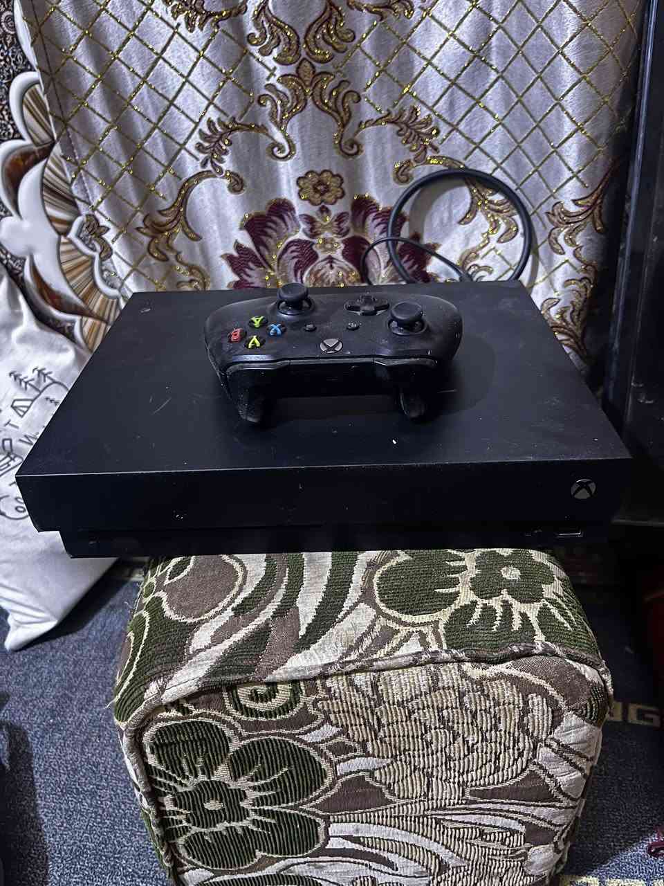 عندي اكس بوكس وان اكس ما مفتوح كامل الملحقات جهاز بي بس هاي طخه من توصيل صايرها هيجي جهاز نضيف خوان سعرها 180 ألف الله شاهد محتاج وريد ابيعه لاحد يكسر بي قفل سعرها 180 ألف رقمي *********** مكاني بالبصرة حيانية ما عندي توصيل للاسف تجي للبيت تستلمه
