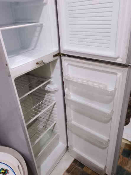 ثلاجة ديكو للبيع تبريدها ثلج السعر 150قفل ***********
