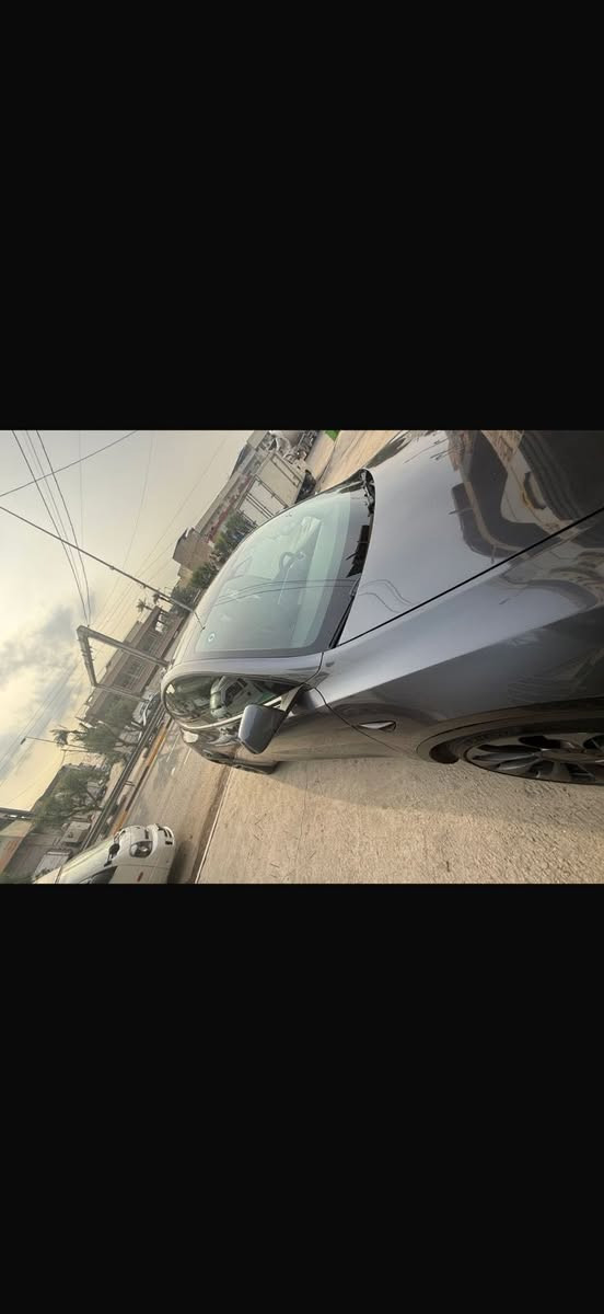 تسلا مودل Y2022 نضيفة كاملة من كل شي اون لاين بفورمنس رايدها ٢١ الف بيها مجال  ***********
