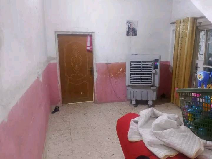 السلام عليكم من رخصة الادمن المحترم /
بيت للبيع مكان جسر ديالى الجديد منطقه الكرغوليه قرب مدرسه المسار/واجهة البيت 5/والنزال 23 /يحتوي على طرمه كبيره  استقبال صاله ومطبخ  وغرفه نوم ومنور صغير وحمام هوه تواليت داخلي وصاحيات خارجيه وغرفه نوم فوك وبيتونه وصطح/البيت طابو زراعي سند 25 إقرار محكمه 
سعر55 بي مجال او مراوس للاستفسار الاتصال عله الرقم /***********
