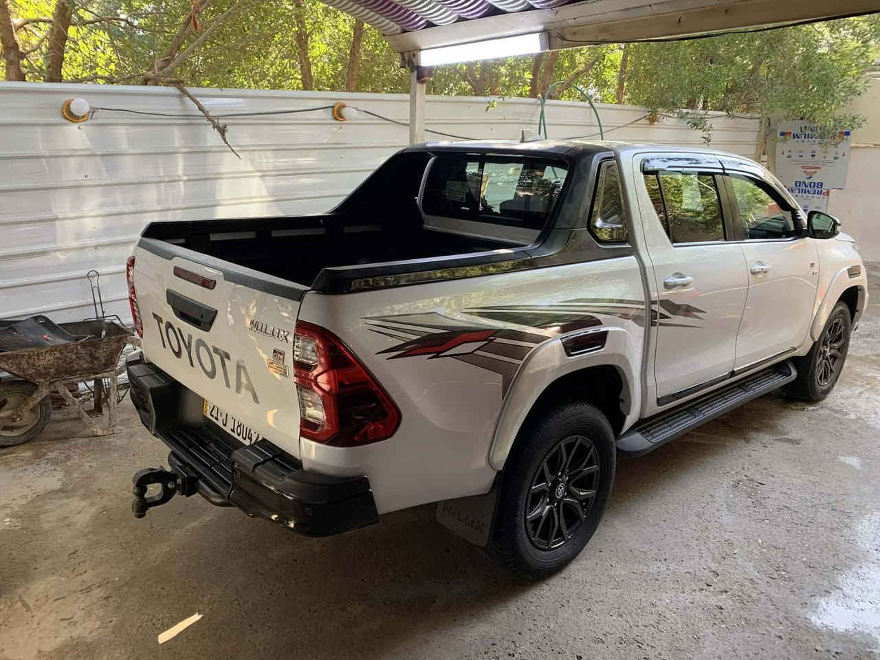 سلام عليكم عندي سياره البيع بيكم هايلوكس جي ار موديل 2023 رقم سلمانيه كير واتماتيك سعودي ام منفاخ سياره جديده وحلوه عنوان بغداد ولشراي يتصل على ***********
