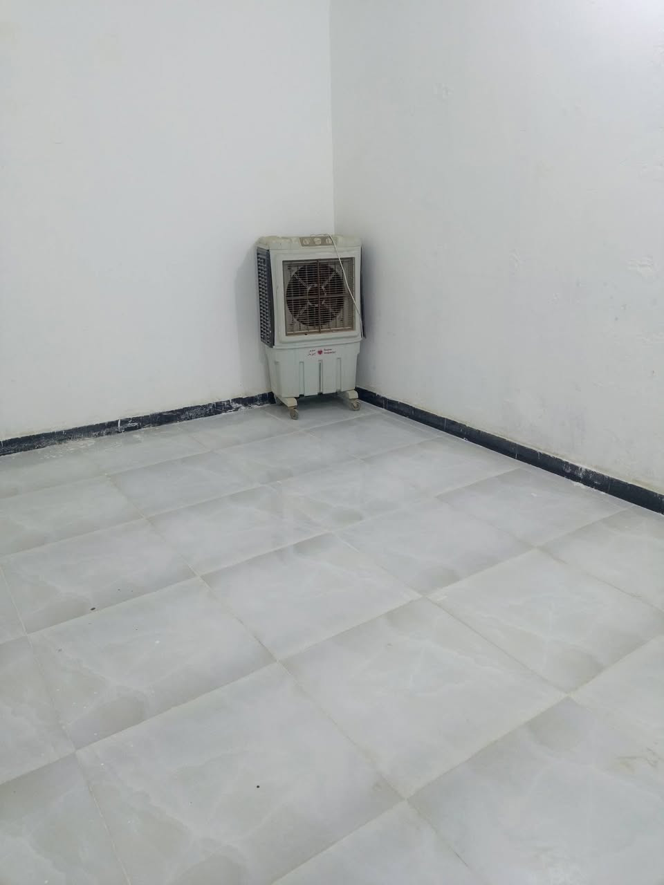 السلام عليكم بيت للبيع حي الحضارة موقع تجاري ع تقاطع شوارع مقابيل ساحات ينفع محلات أو استثمار أو شقق المساحه 100 مربع 10 في 10تبليط ومقرنص جاي يشغلون بي الطابق الأول غرفتين نوم وصاله ومطبخ وحمام وطارمة وحديقة الطابق الثاني غرفتين نوم وصاله البيت نضيف عالي عن الشارع جاهز للسكن يباع نقد ومبادرة سريعه بمقدمة اتصال أو واتساب او تعليق ***********
