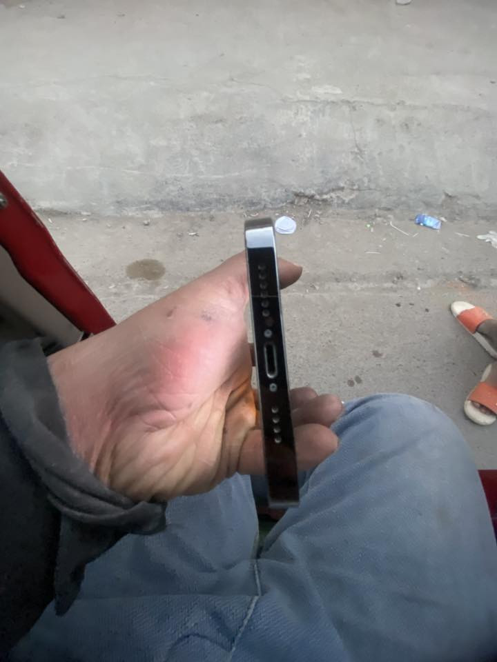 السلام عليكم
متوفر ايفون 13 برو ماكس 
مواصفات . 
وتر بروف 
لون اسود 
ذاكره 256
بطارية 81
فيس ايدي شغال كلشي شغال 
تجي تفحص وتشوف بعينك  برغي ما مفتوح 
المكان بغداد العبيدي شارع 20 

السعر 800 وبي مجال
للتواصل واتساب ‭0771 509 9113‬
